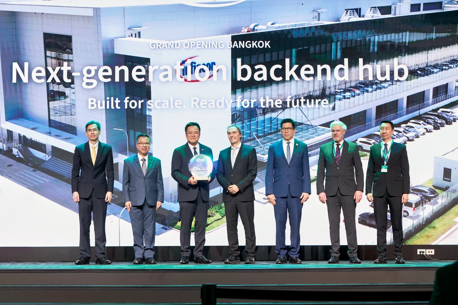 ผู้บริหาร Infineon นายกรัฐมนตรี รองนายกรัฐมนตรี เลขาธิการบีโอไอ และเอกอัครราชทูตเยอรมนี ถ่ายภาพร่วมกันในพิธีเปิดโรงงาน