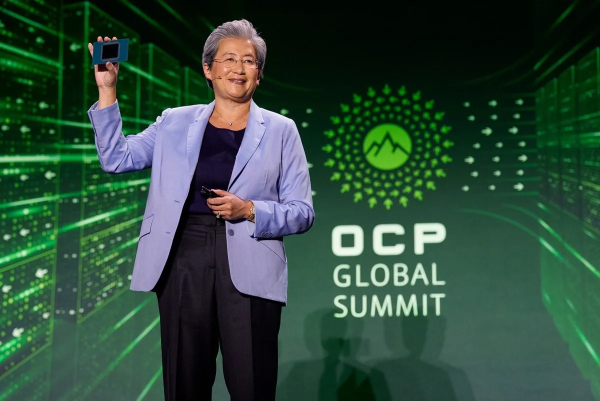 Lisa Su ซีอีโอของ AMD ชู CPU EPYC ชื่อรหัส Verano บนเวที OCP Global Summit 2026 โดยมีโลโก้งานอยู่ด้านหลัง