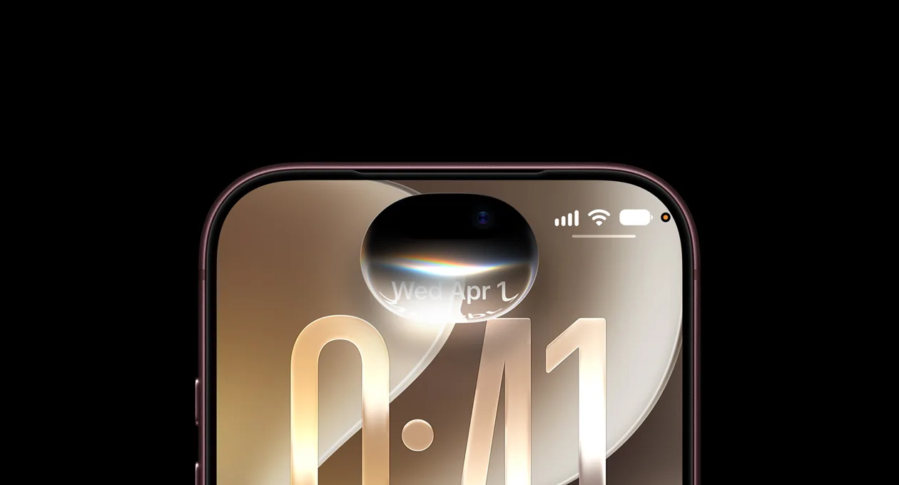 iPhone แสดงหน้าล็อกพร้อมแสงของ Siri ใน Dynamic Island ภาพประกอบ iOS 27.2 มีอะไรใหม่
