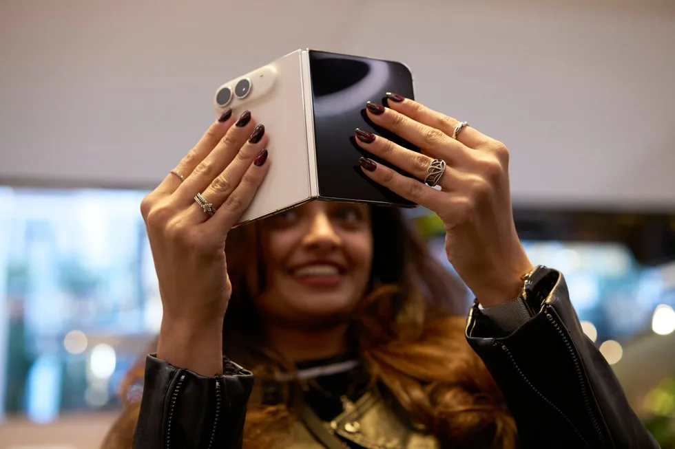 ลูกค้าดู iPhone Duo ที่กางเพียงบางส่วนที่ Apple Fifth Avenue ในวันวางขาย 23 ตุลาคม 2026