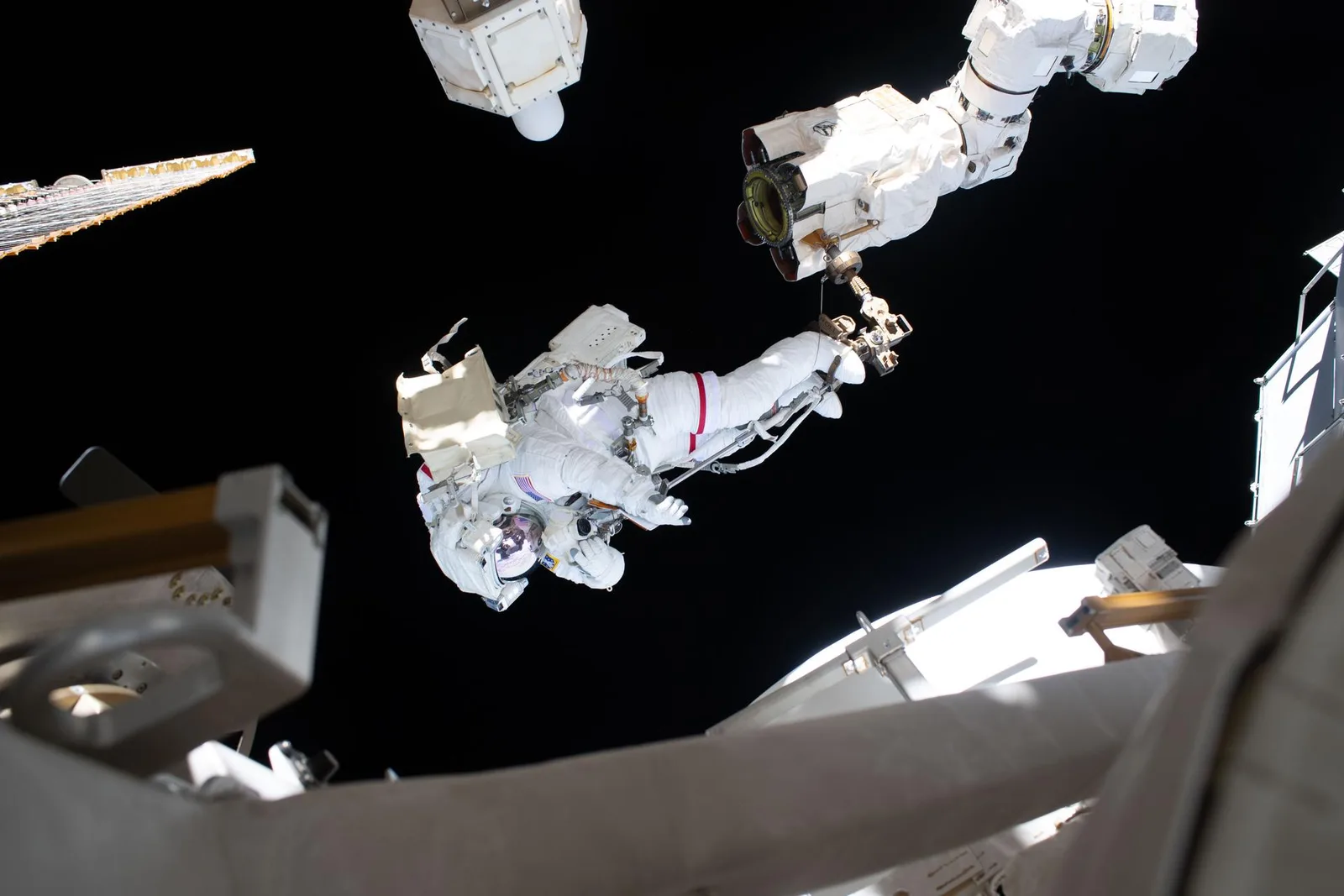 Anil Menon ยึดตัวกับแขนกล Canadarm2 ระหว่างเดินอวกาศ 25 สิงหาคม 2026