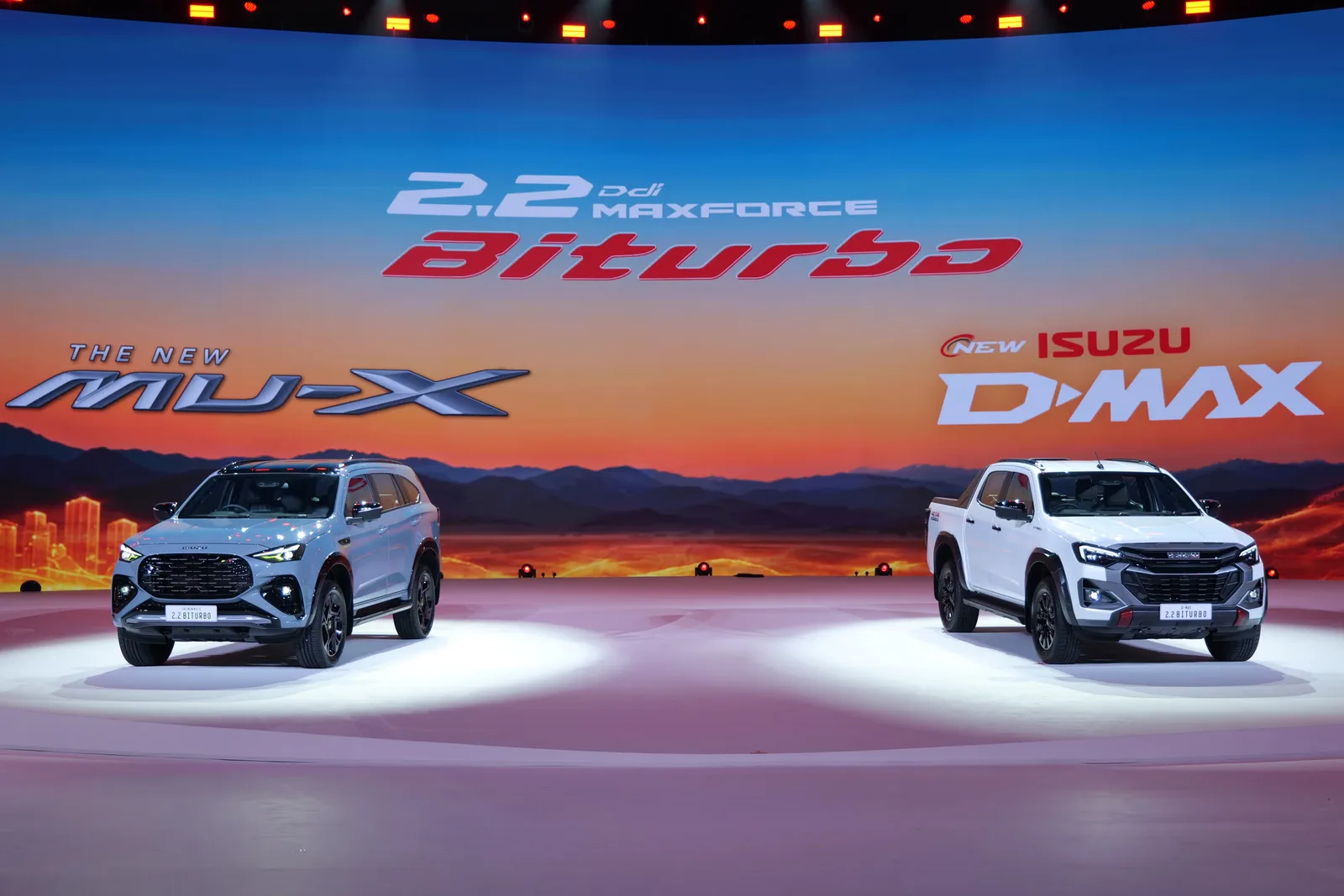 D-MAX Biturbo ราคาเริ่ม 1,064,000 บาท: THE NEW MU-X และ NEW ISUZU D-MAX จอดบนเวทีเปิดตัวเครื่อง 2.2 Ddi MAXFORCE Biturbo