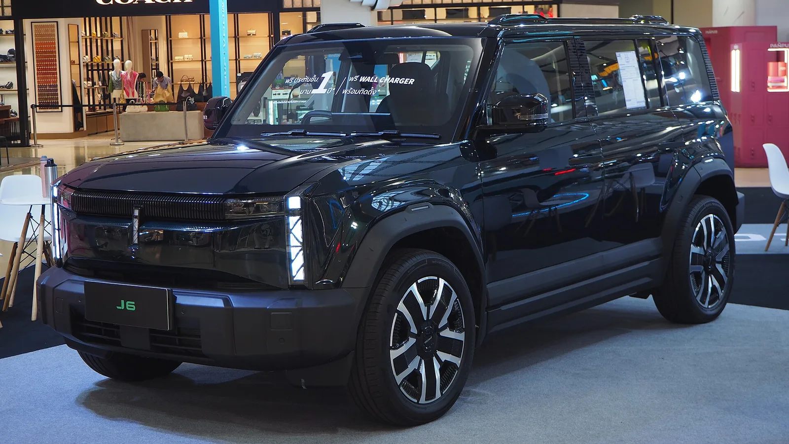 JAECOO 6 EV Long Range 4WD สีดำ ป้าย J6 จัดแสดงในห้างสรรพสินค้า
