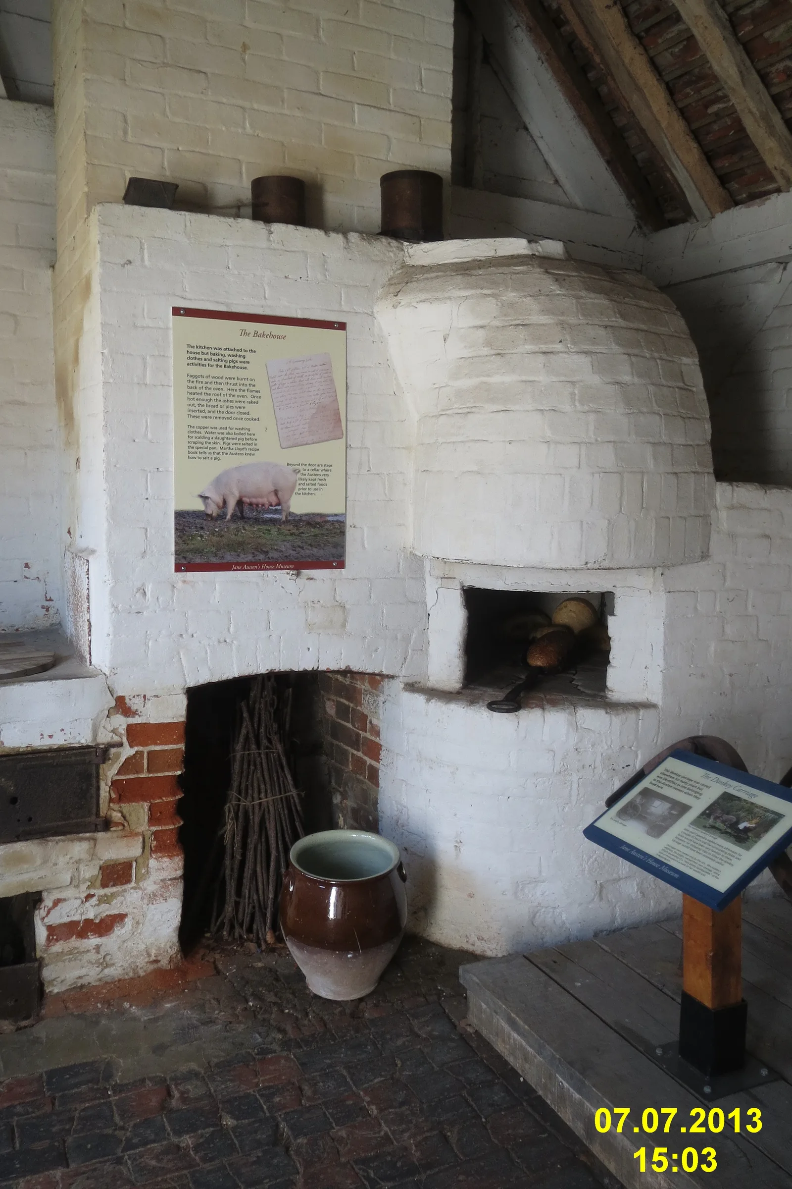 เตาอบก่ออิฐในอาคาร Bakehouse ของบ้าน Jane Austen ภาพถ่ายเมื่อ 7 กรกฎาคม 2013