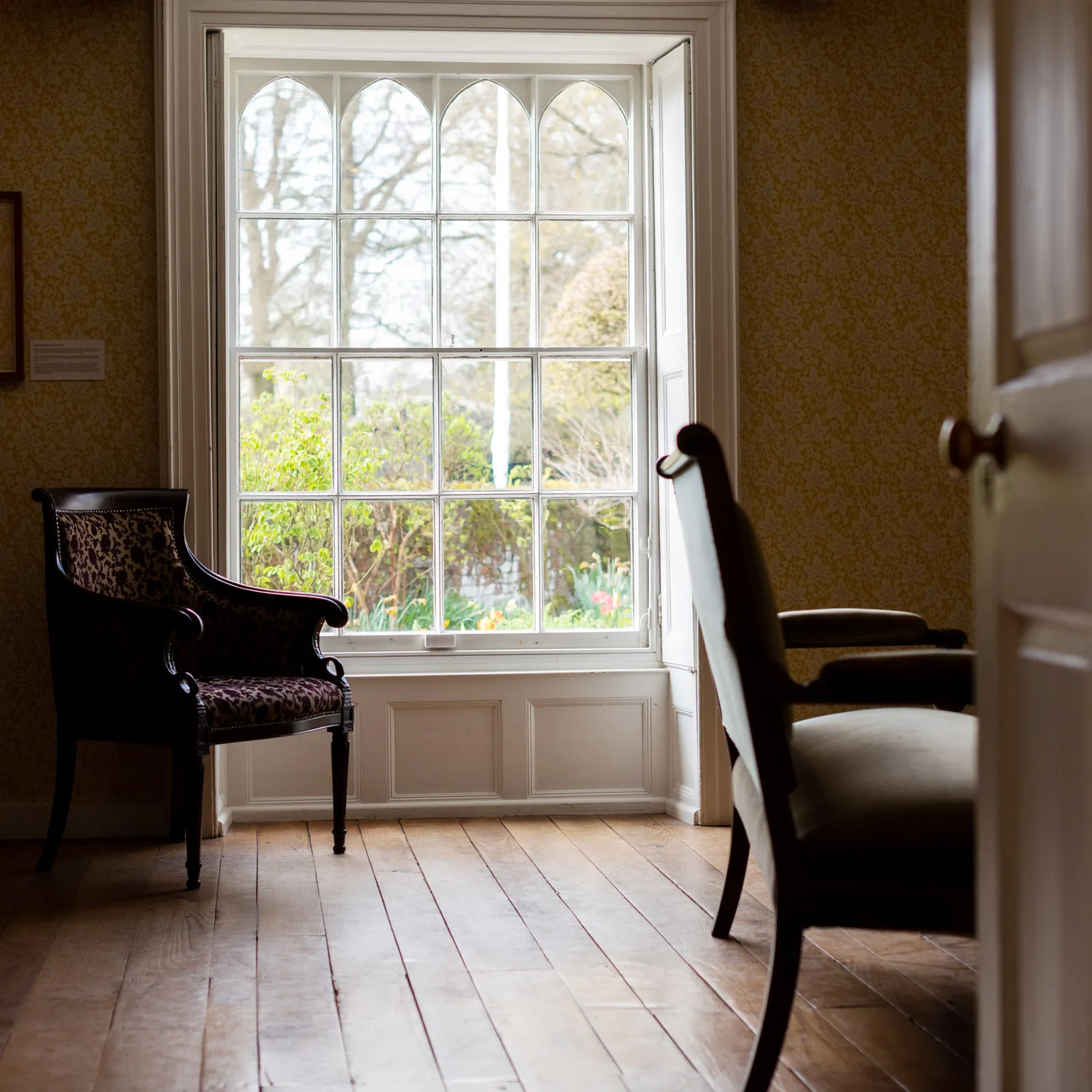หน้าต่างแบบโกธิกในห้อง Drawing Room ของบ้าน Jane Austen ภาพของพิพิธภัณฑ์