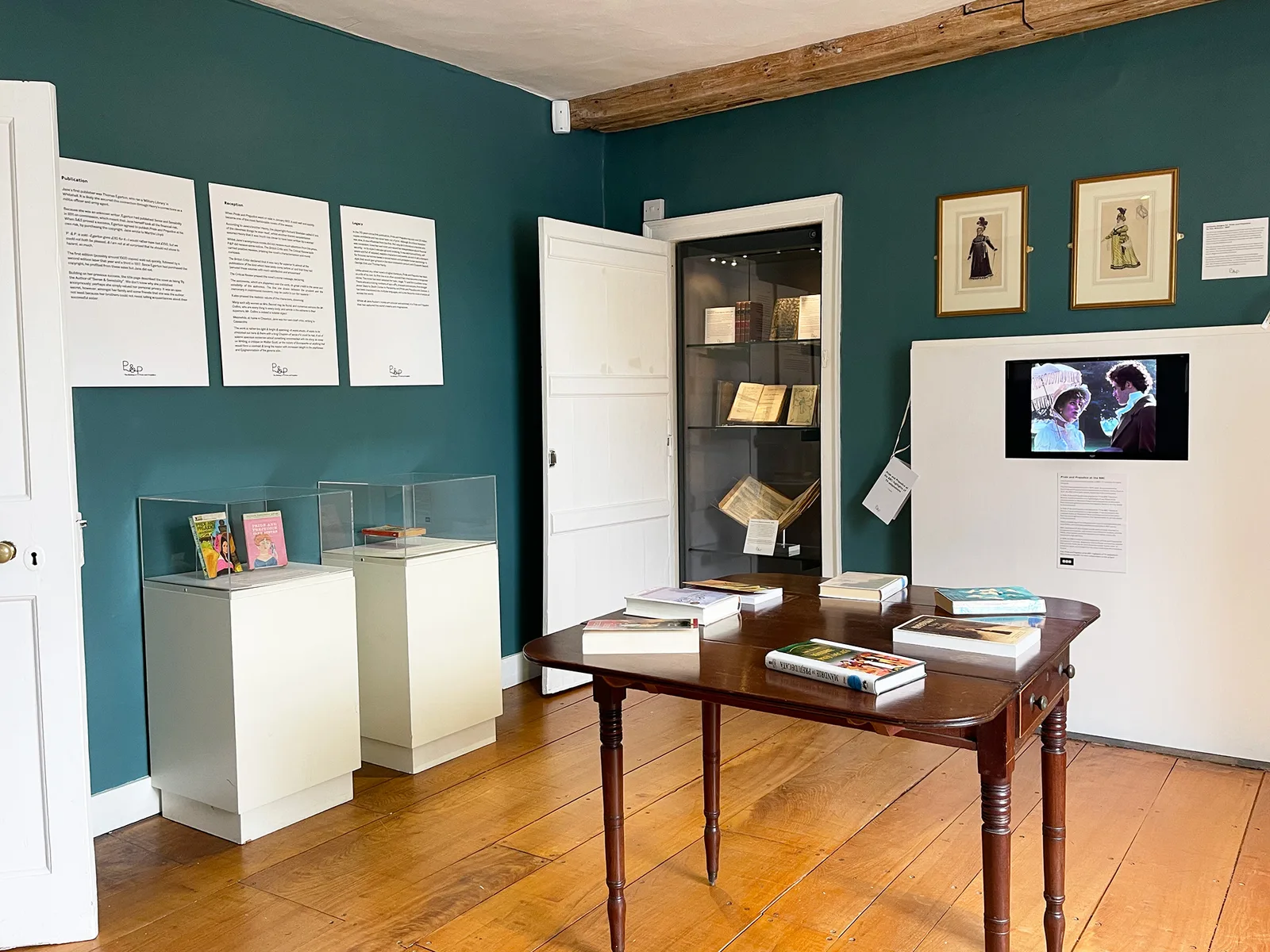 ห้องนิทรรศการใน Jane Austen's House ภาพของพิพิธภัณฑ์เมื่อ 31 มีนาคม 2023