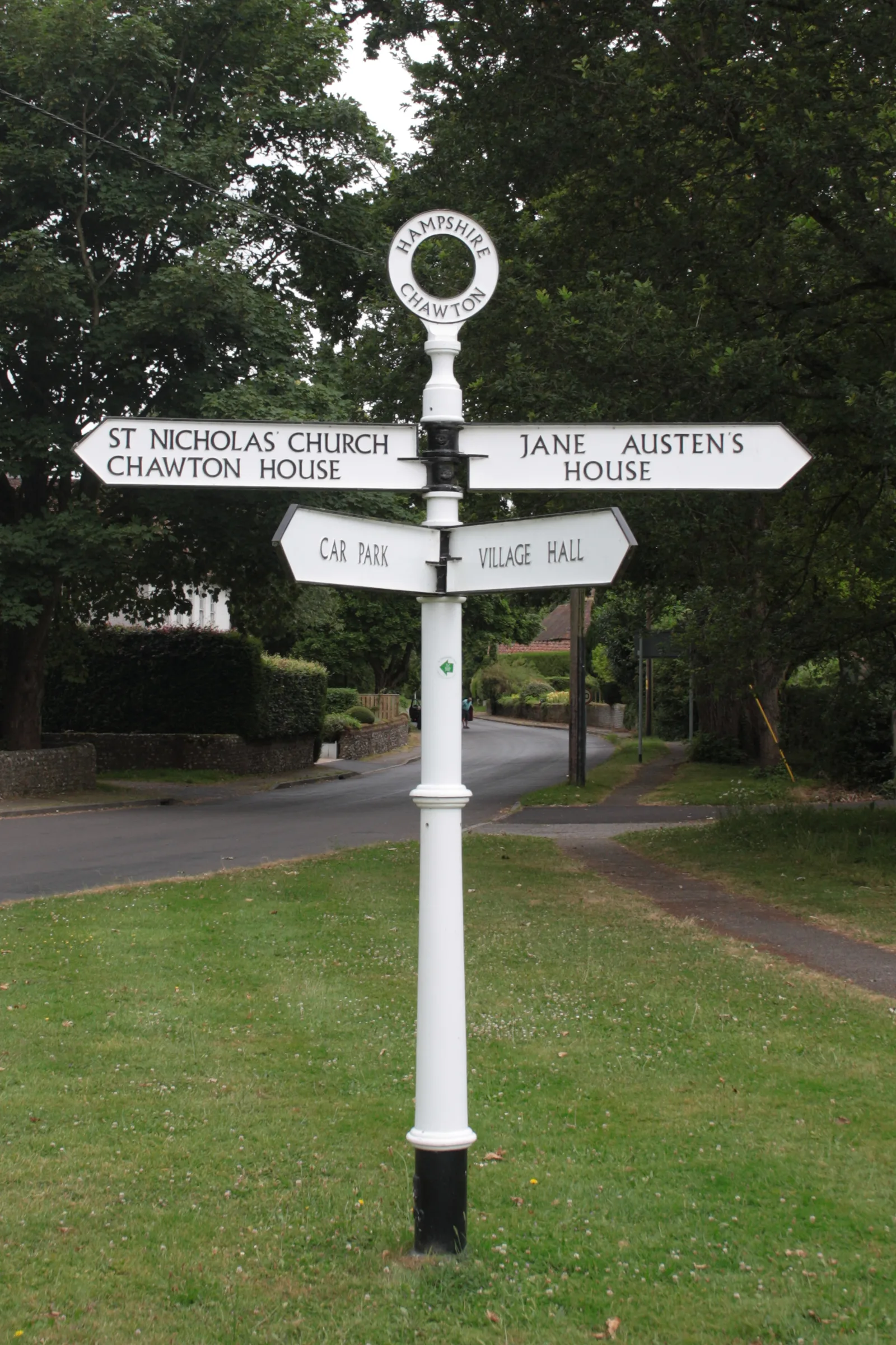 ป้ายบอกทางแบบเสาในหมู่บ้าน Chawton ใกล้บ้านของ Jane Austen ภาพถ่ายเมื่อ 24 มิถุนายน 2017