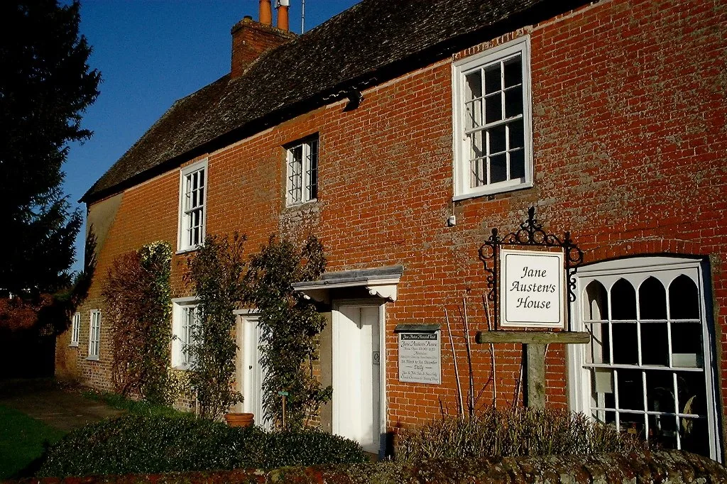 ประตูและหน้าต่างด้านหน้าบ้านของ Jane Austen ใน Chawton ภาพถ่ายเมื่อ 3 พฤษภาคม 2008