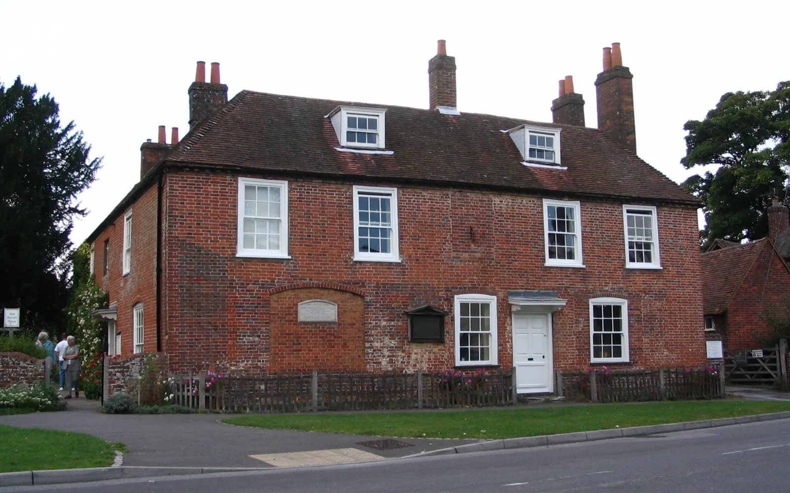 บ้านใน Chawton ที่ Jane Austen อยู่ช่วงปีสุดท้ายของชีวิต ภาพถ่ายเมื่อ 21 กันยายน 2005
