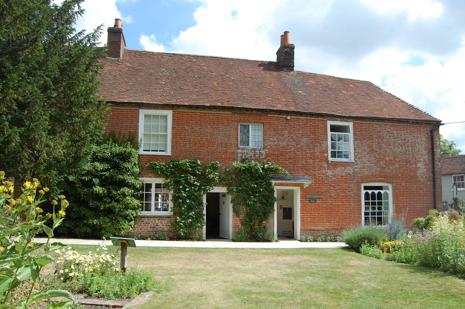 บ้านของ Jane Austen กับสวนข้างบ้าน ภาพถ่ายเมื่อ 9 กรกฎาคม 2017