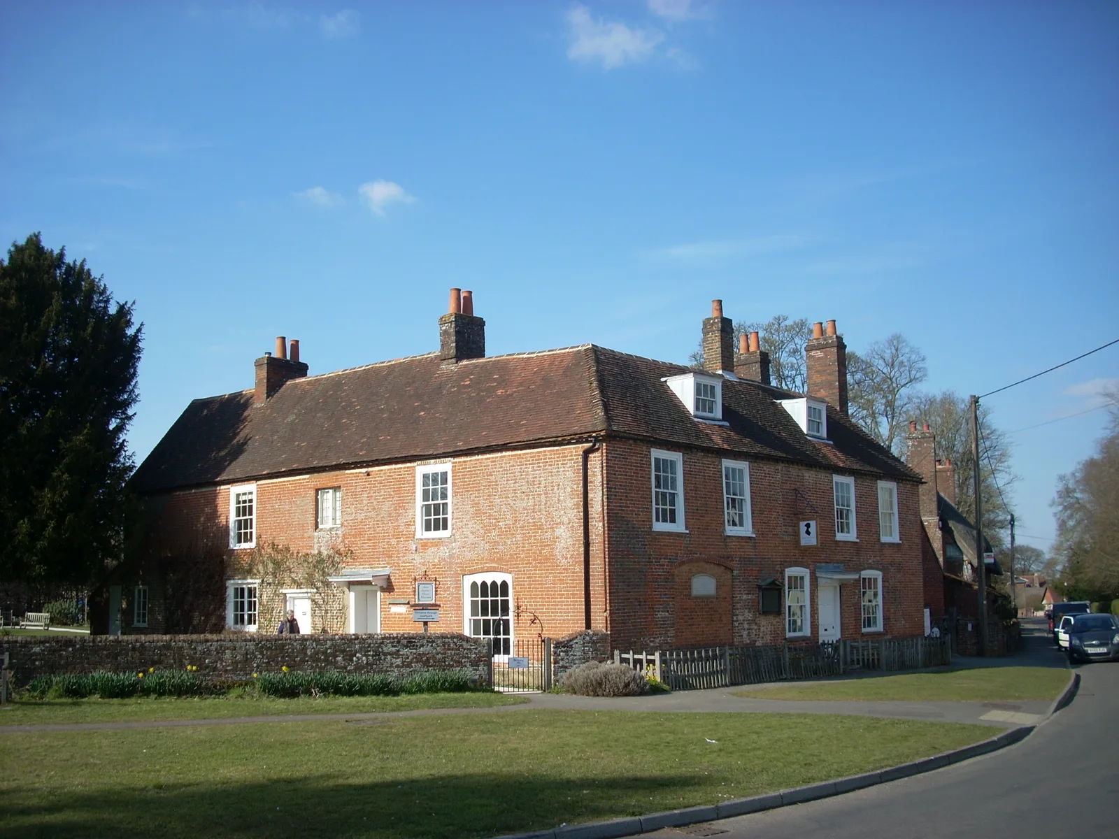 บ้านอิฐที่เป็นพิพิธภัณฑ์ Jane Austen's House ใน Chawton ภาพถ่ายเมื่อ 6 เมษายน 2013