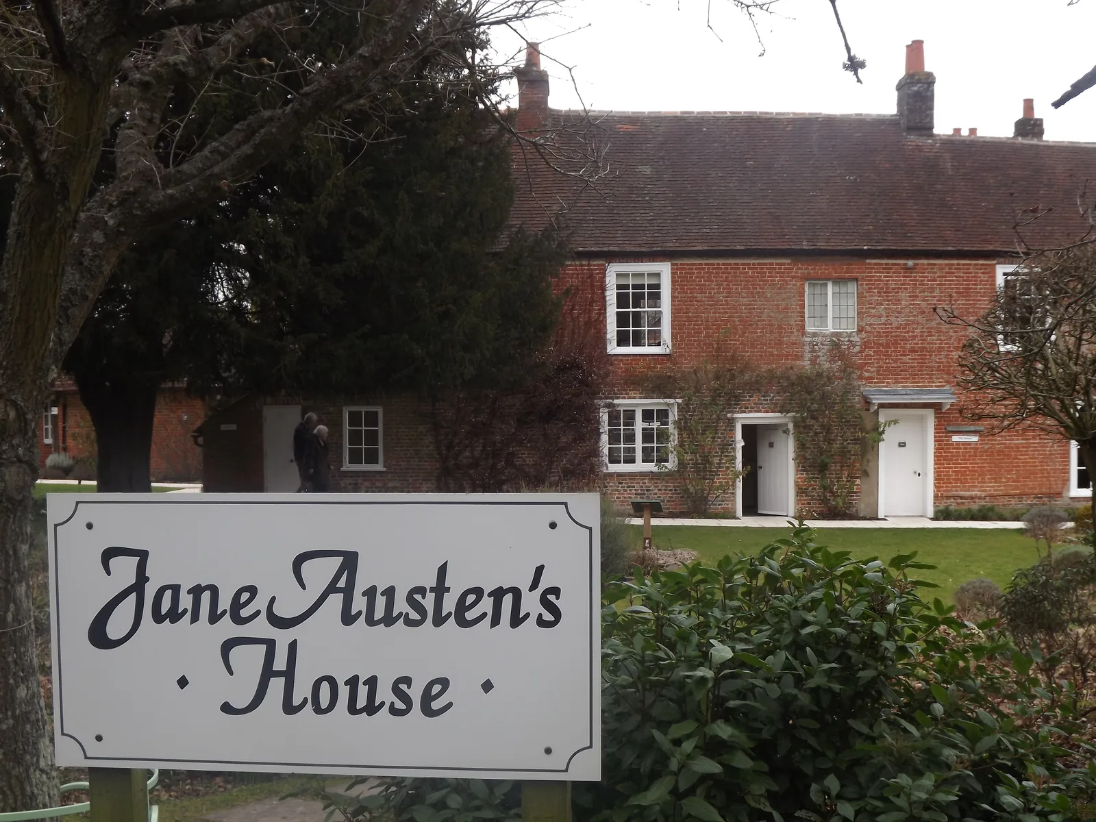 ป้าย Jane Austen's House หน้าตัวบ้านใน Chawton ภาพถ่ายเมื่อ 24 กุมภาพันธ์ 2012