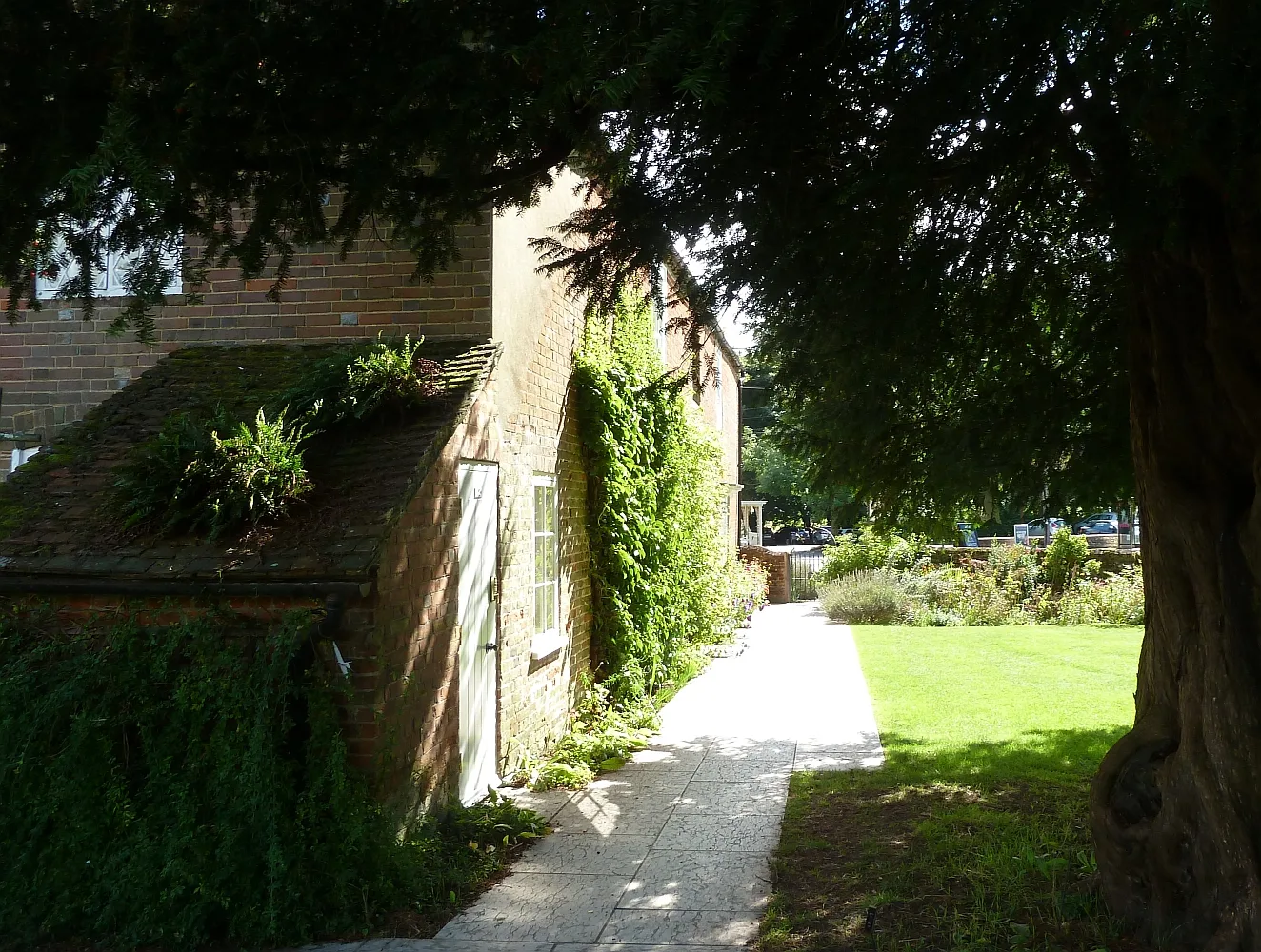ด้านตะวันตกของบ้าน Jane Austen ใน Chawton ภาพถ่ายเมื่อ 12 กันยายน 2015