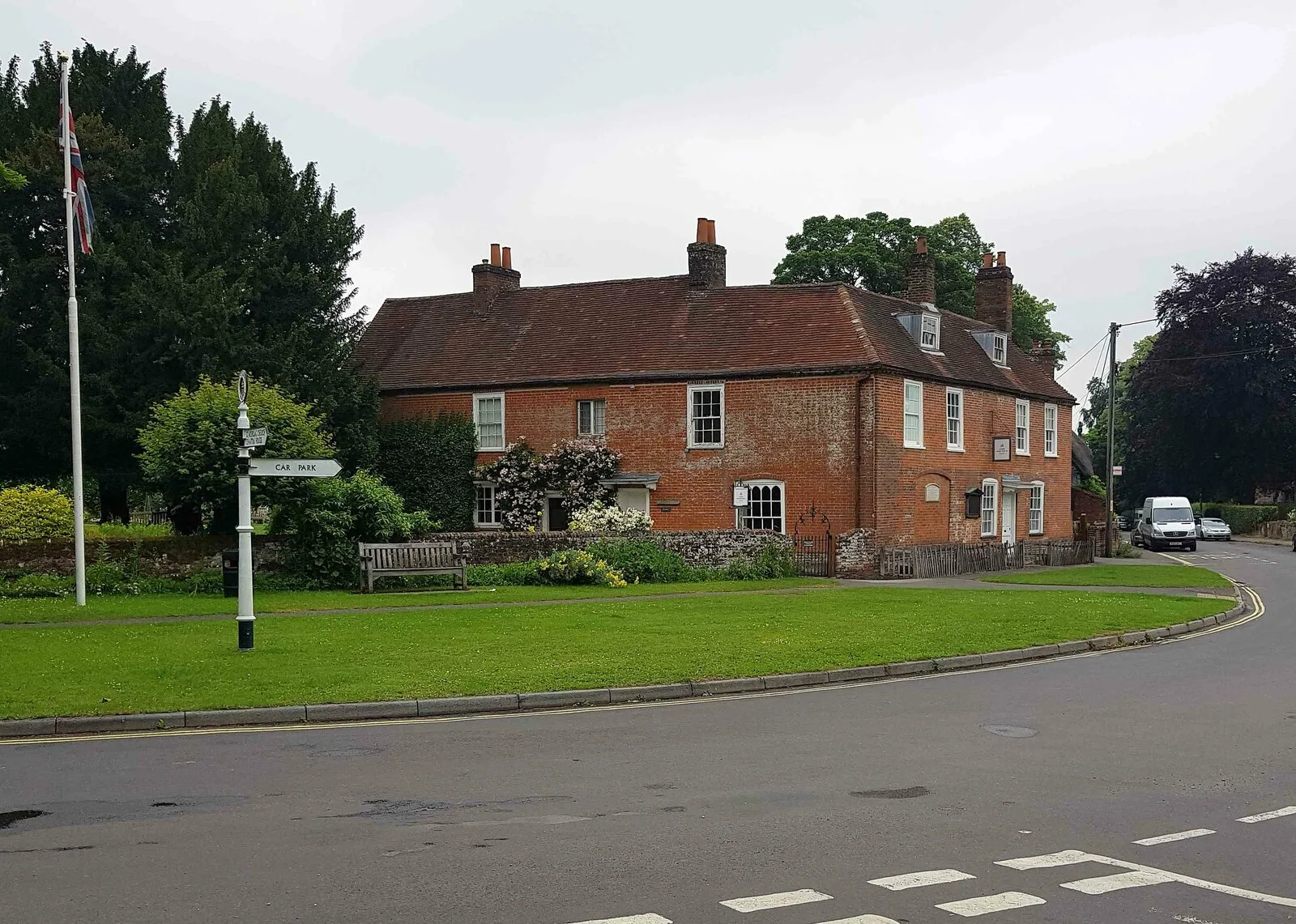 บ้านของ Jane Austen ริมถนน Winchester Road ใน Chawton ภาพถ่ายเมื่อ 3 กรกฎาคม 2021
