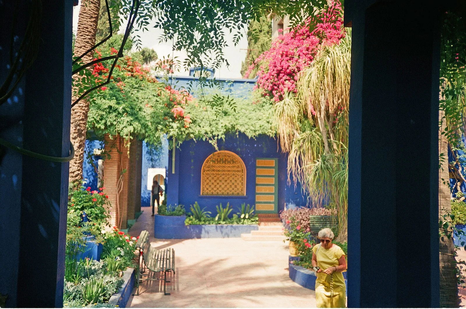Jardin Majorelle เมื่อเดือนมิถุนายน 1989 มีอาคารที่พักสีน้ำเงินอยู่ด้านหลังสวน