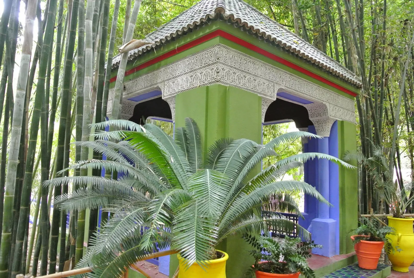 ศาลาสีเขียวหลังคากระเบื้องท่ามกลางดงไผ่ใน Jardin Majorelle