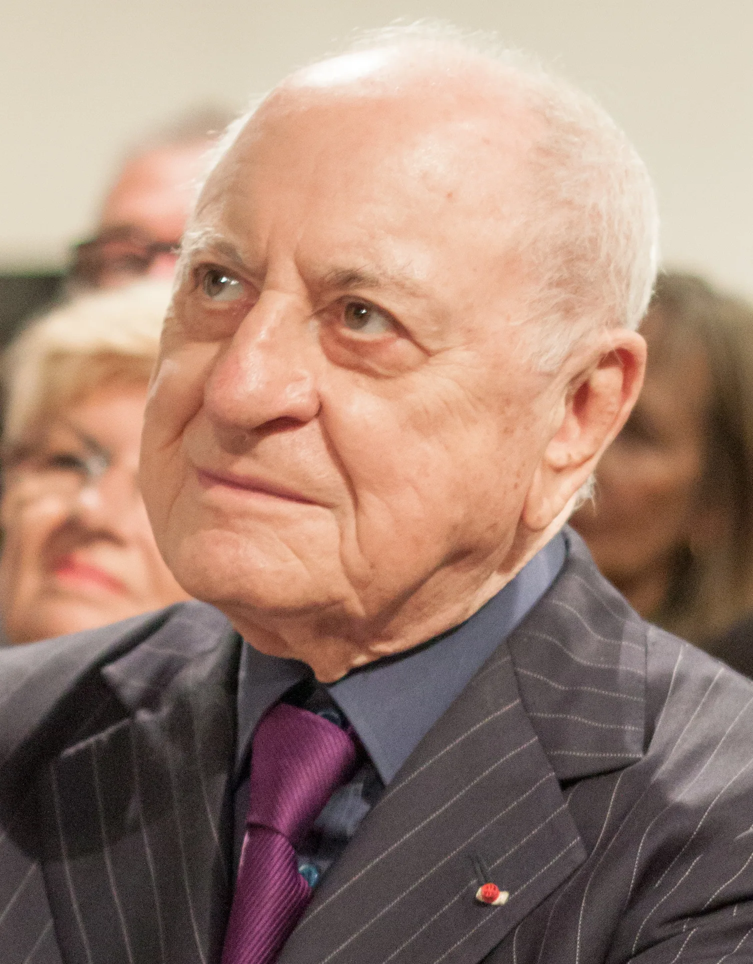 Pierre Bergé ระหว่างชมนิทรรศการชั่วคราวเกี่ยวกับ Stendhal ที่ห้องสมุดในเมือง Grenoble ฝรั่งเศส ปี 2012