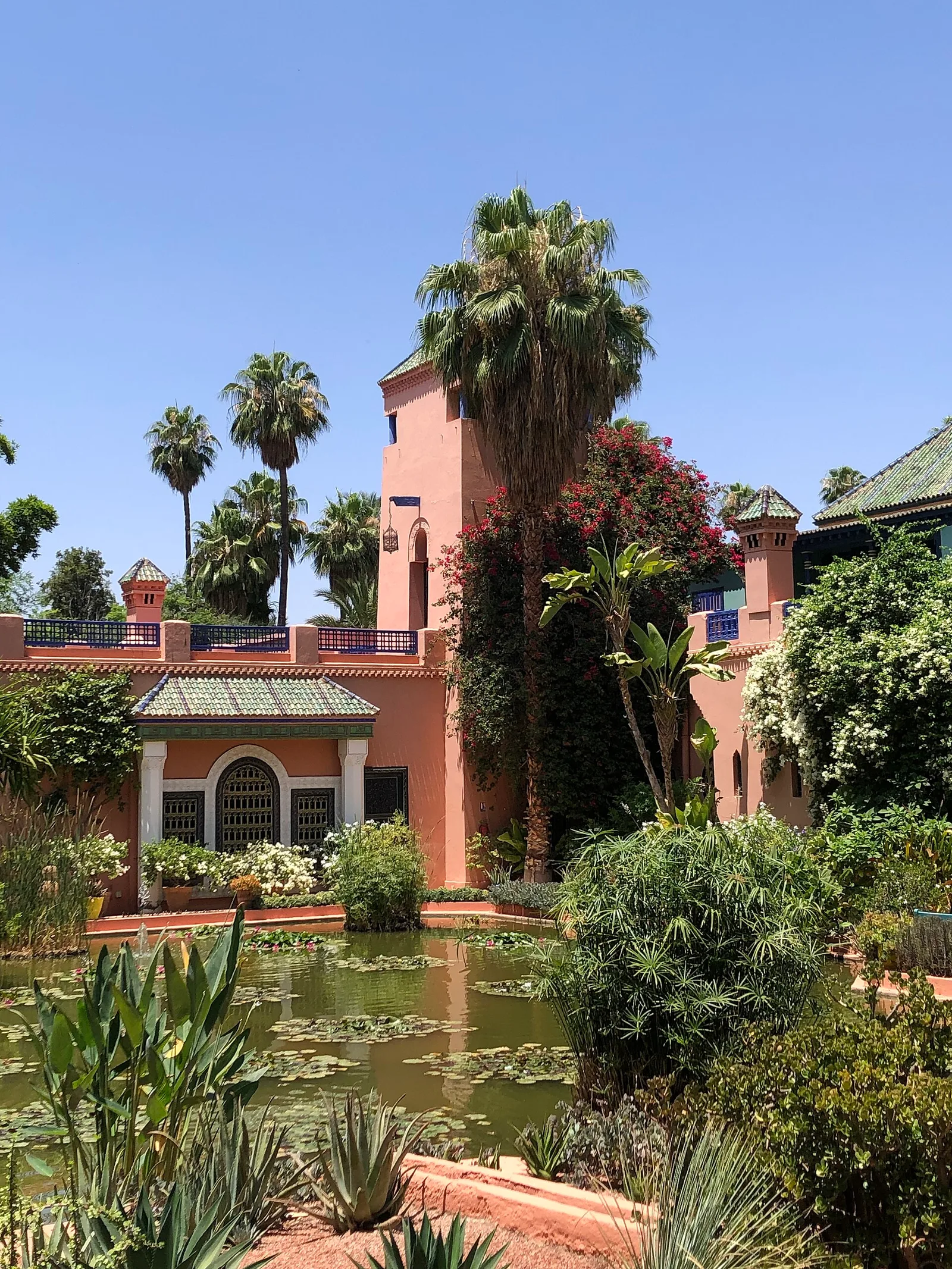 Villa Oasis หรือ Villa Bou Saf Saf ที่สร้างให้ Jacques Majorelle มองจากสวนริมสระน้ำ ภาพถ่ายเมื่อ 11 มิถุนายน 2023