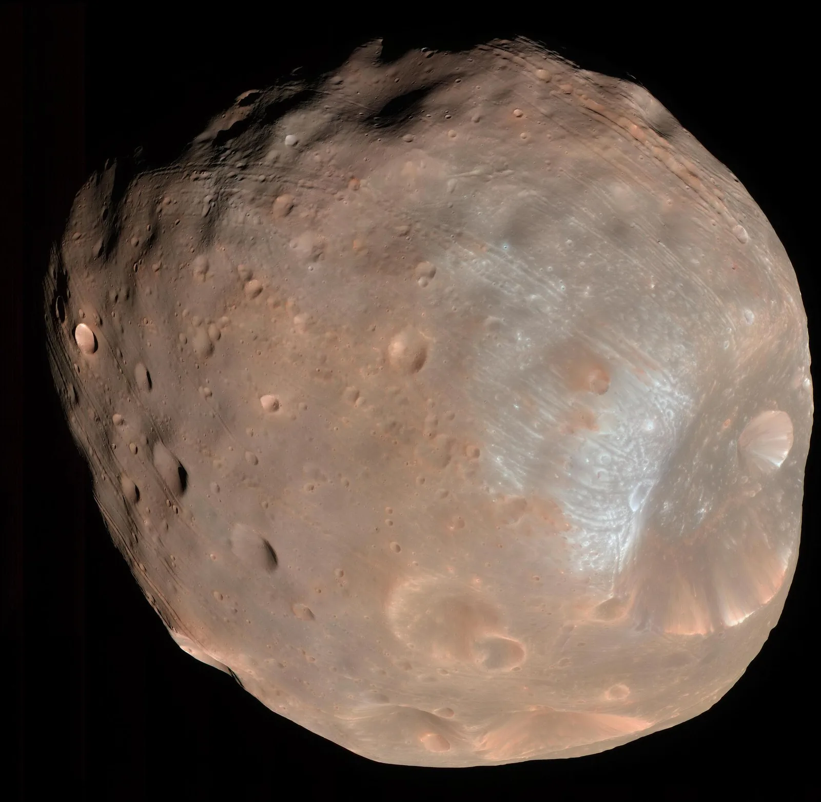 ดวงจันทร์โฟบอส (Phobos) เป้าหมายของยาน MMX ถ่ายโดยกล้อง HiRISE บนยาน Mars Reconnaissance Orbiter ของ NASA เมื่อ 23 มีนาคม 2008 ภาพสีผสมจากช่องสีน้ำเงิน-เขียว แดง และอินฟราเรดใกล้