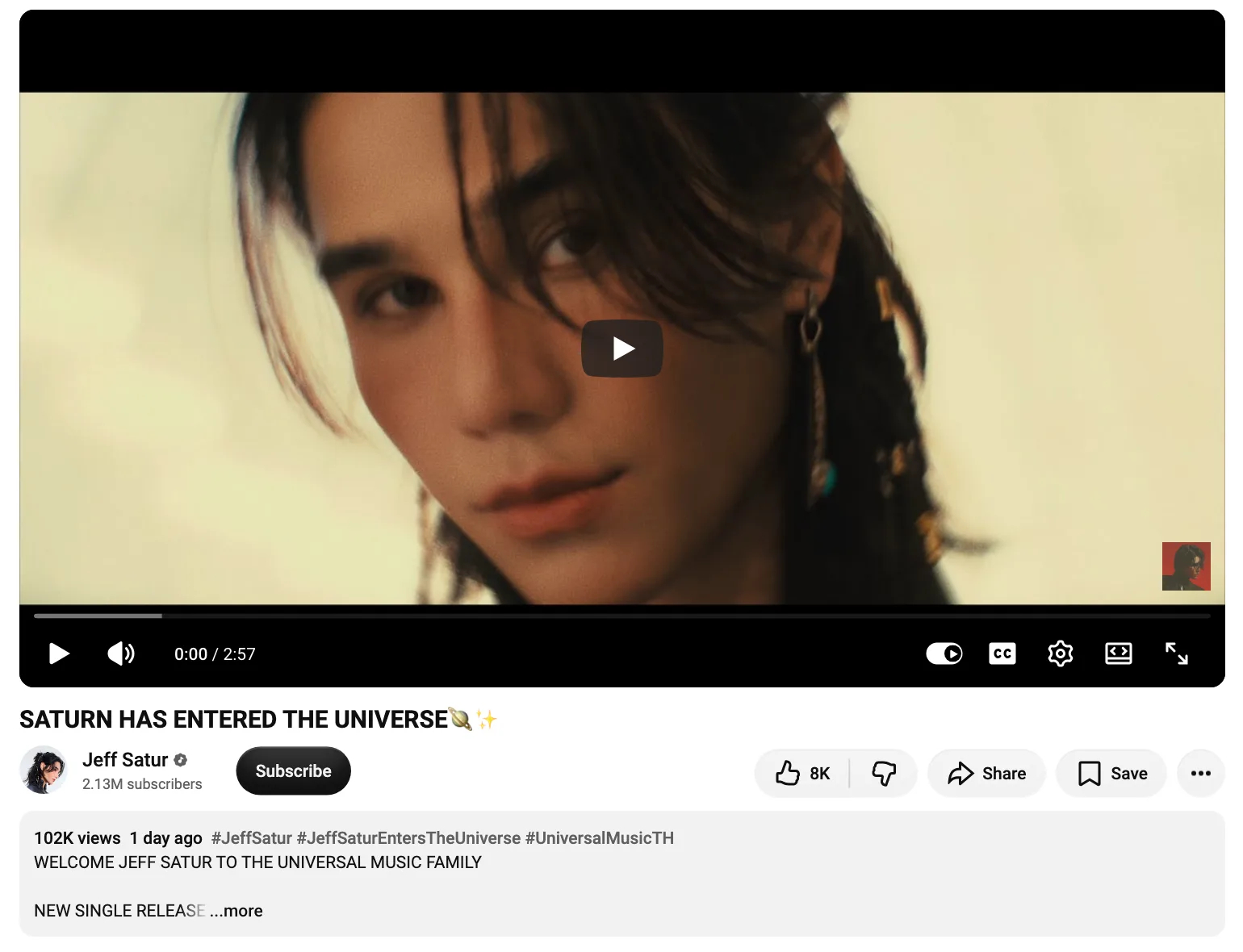 หน้าคลิป SATURN HAS ENTERED THE UNIVERSE บนช่อง YouTube ทางการของ Jeff Satur พร้อมคำอธิบาย WELCOME JEFF SATUR TO THE UNIVERSAL MUSIC FAMILY ประกาศดีลเจฟ ซาเตอร์ Universal Music