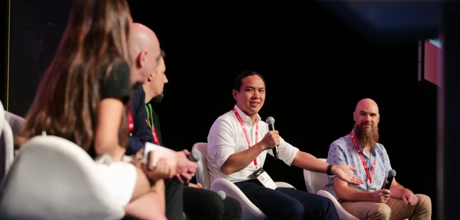 ผู้ร่วมเสวนาบนเวทีการประชุมของ gamescom asia จากแบนเนอร์หน้าวิทยากรของผู้จัด