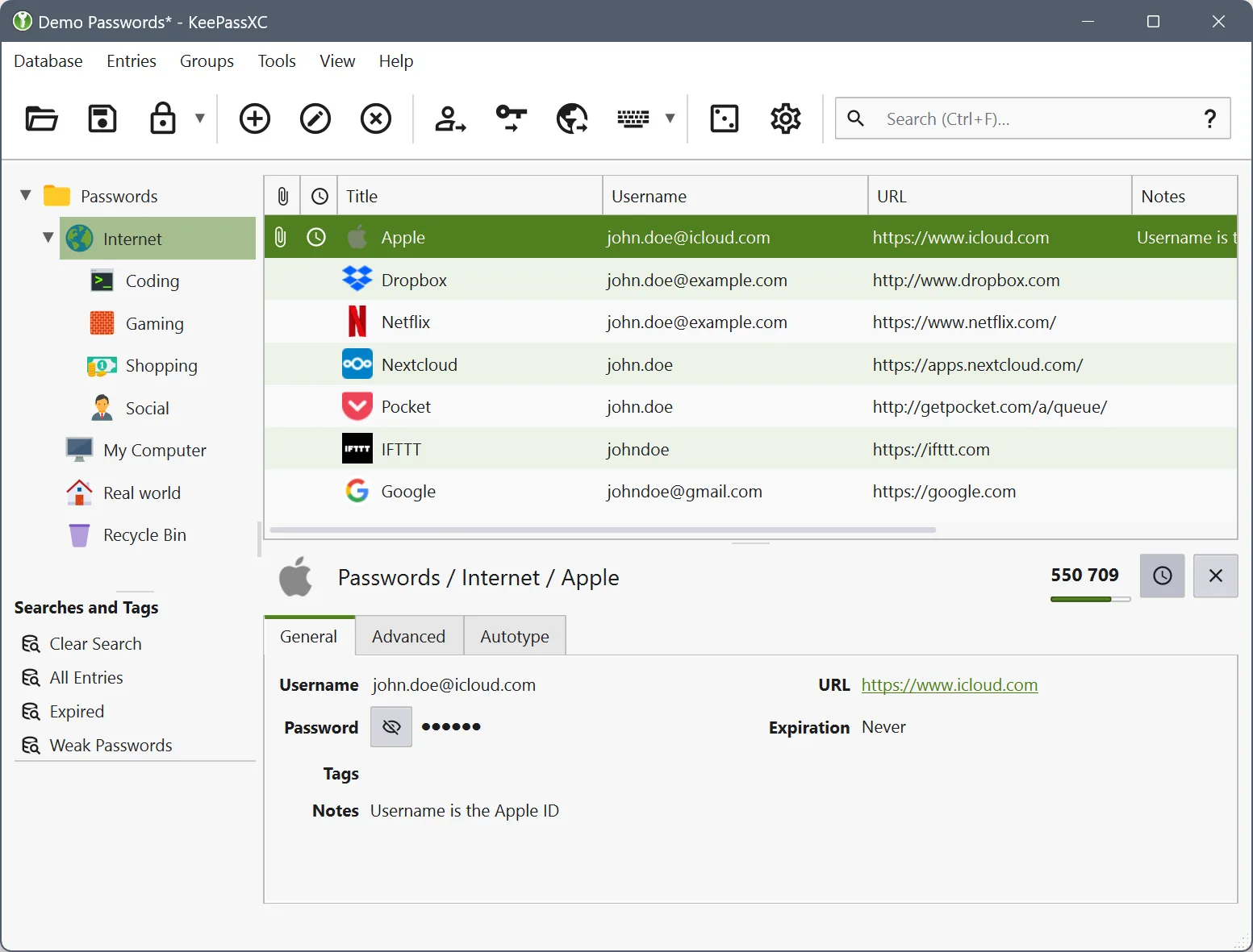 หน้าต่างหลักของ KeePassXC เปิดฐานข้อมูลตัวอย่าง Demo Passwords มีกลุ่ม Internet, Coding, Gaming และรายการบัญชีตัวอย่าง