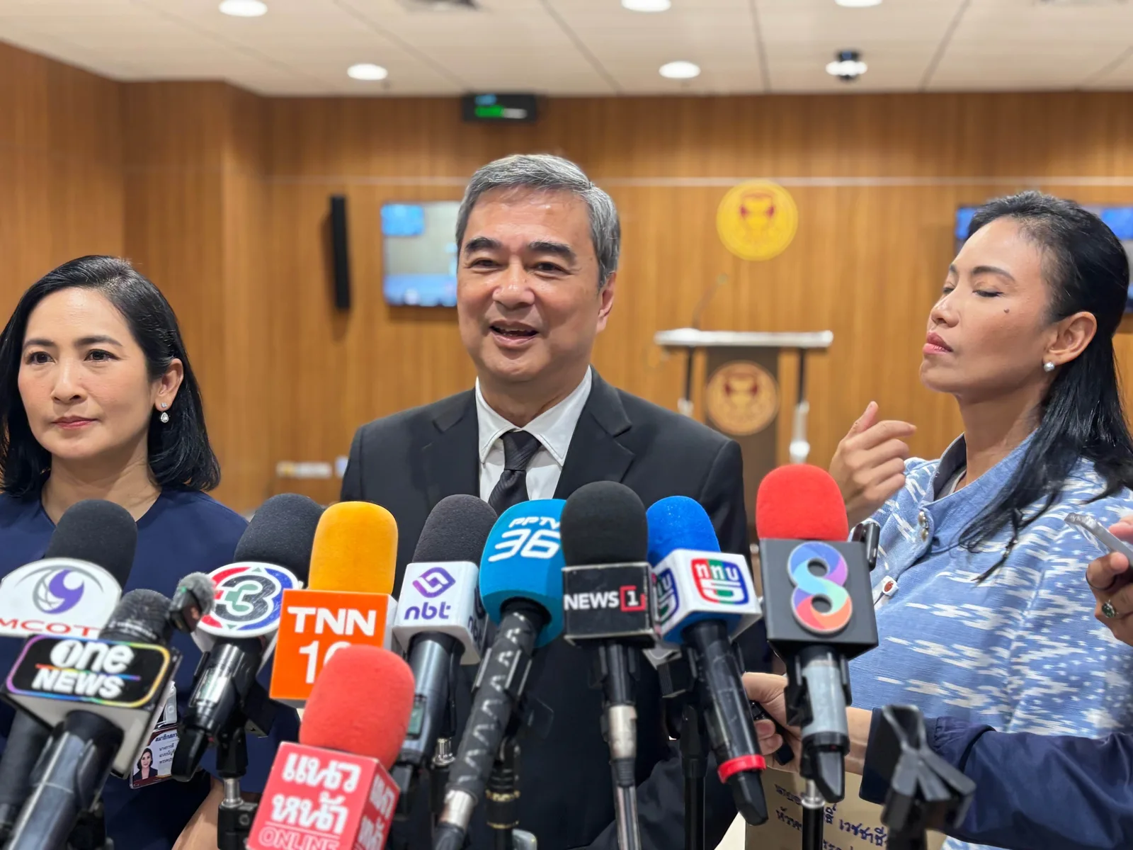 นายอภิสิทธิ์ เวชชาชีวะ หัวหน้าพรรคประชาธิปัตย์ ให้สัมภาษณ์สื่อมวลชน 21 ตุลาคม 2569