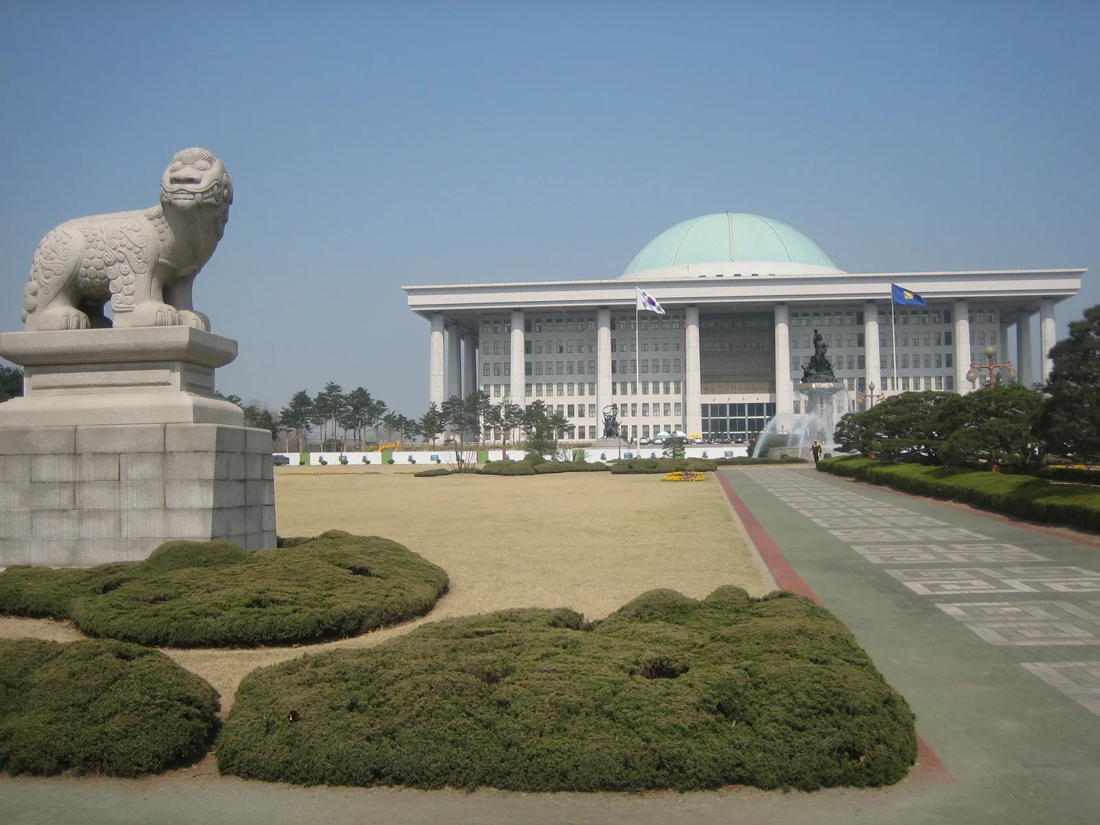 อาคารรัฐสภาเกาหลีใต้ ย่าน Yeouido กรุงโซล ภาพถ่ายเมื่อเดือนเมษายน 2007