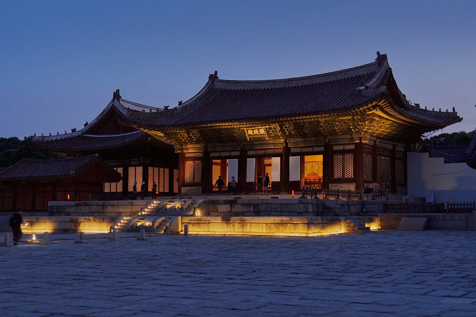 ท้องพระโรงมย็องจองจอนของพระราชวังชางกย็องกุงยามพลบค่ำ