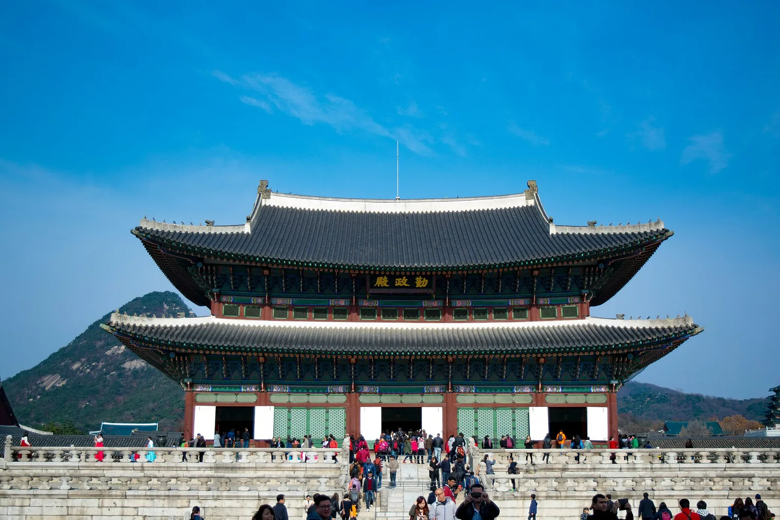 ท้องพระโรงคึนจองจอนของพระราชวังเคียงบกกุง ภาพถ่ายเดือนธันวาคม 2015