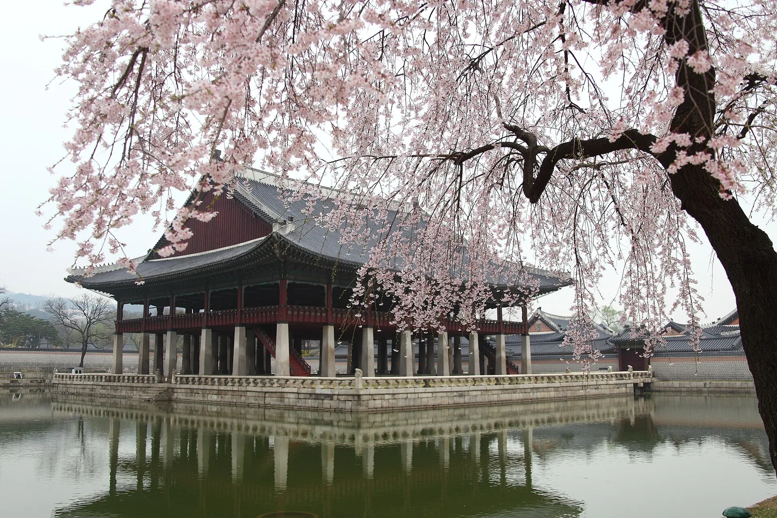 ศาลาคยองฮเวรูกลางสระในพระราชวังเคียงบกกุง ภาพถ่ายเดือนเมษายน 2014