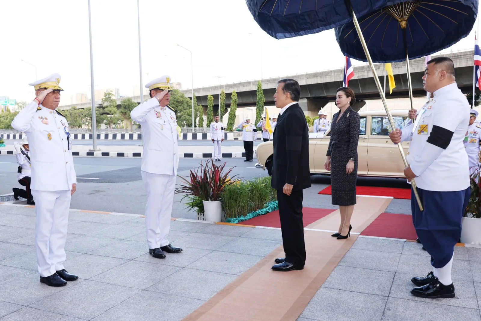เมื่อเสด็จพระราชดำเนินถึงสถานีกลางกรุงเทพอภิวัฒน์ ด้านหน้าอาคารสถานี