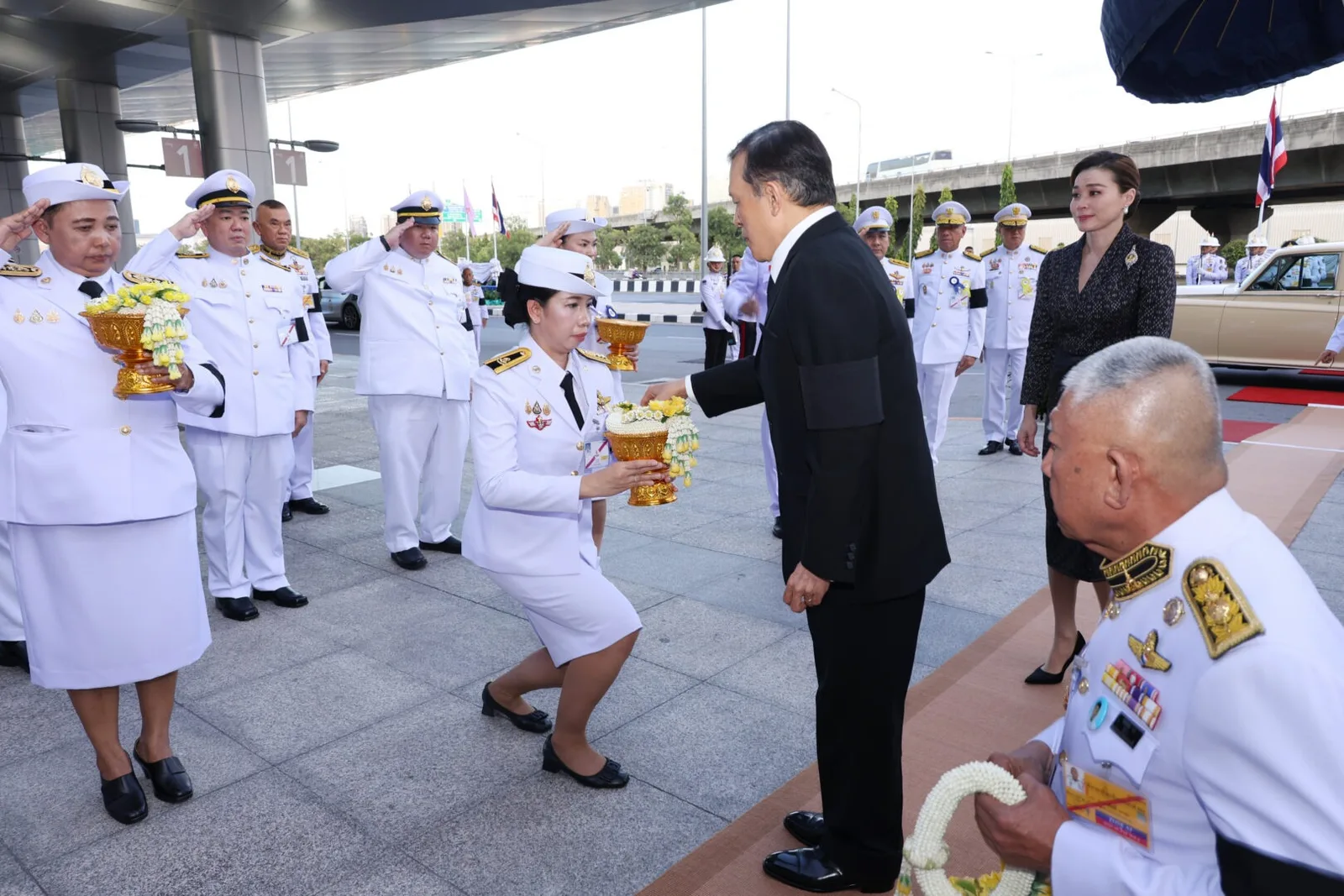 ข้าราชการ เฝ้าทูลละอองธุลีพระบาทรับเสด็จ ด้านหน้าอาคารสถานีกลางกรุงเทพอภิวัฒน์