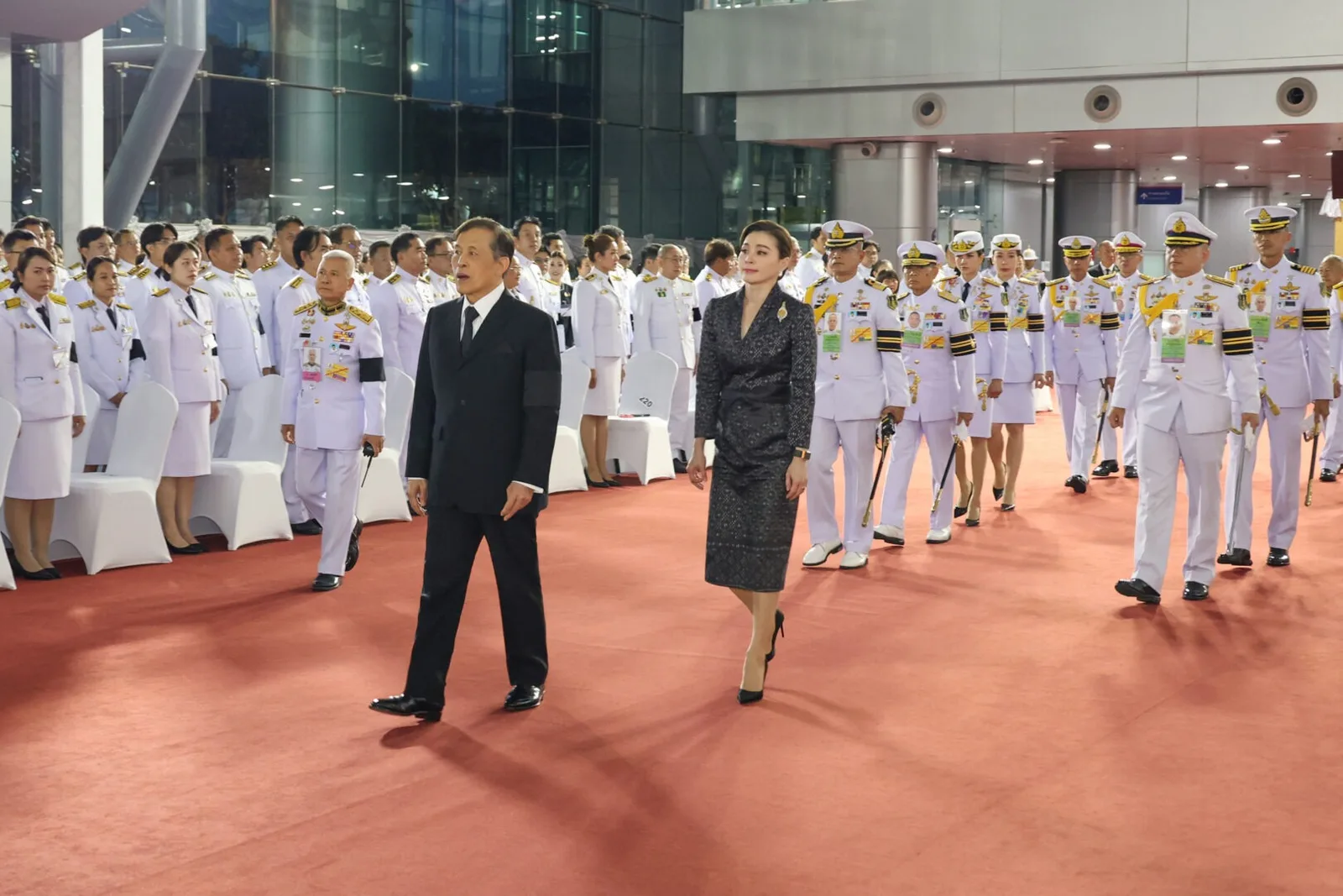 เสด็จเข้าอาคารสถานีกลางกรุงเทพอภิวัฒน์ ผ่านแถวข้าราชการ
