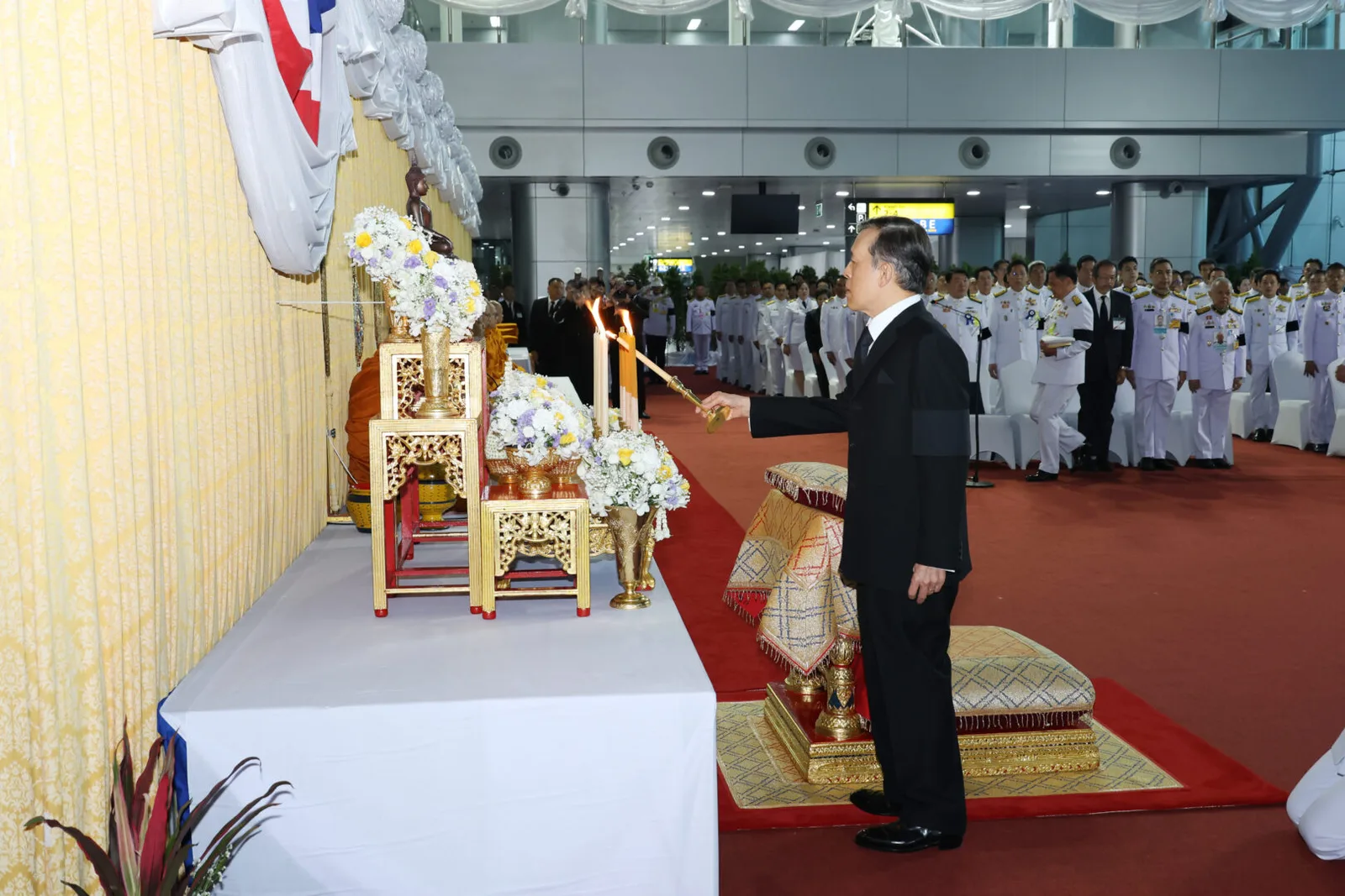 ทรงจุดธูปเทียนเครื่องนมัสการบูชาพระรัตนตรัย ภายในอาคารสถานีกลางกรุงเทพอภิวัฒน์