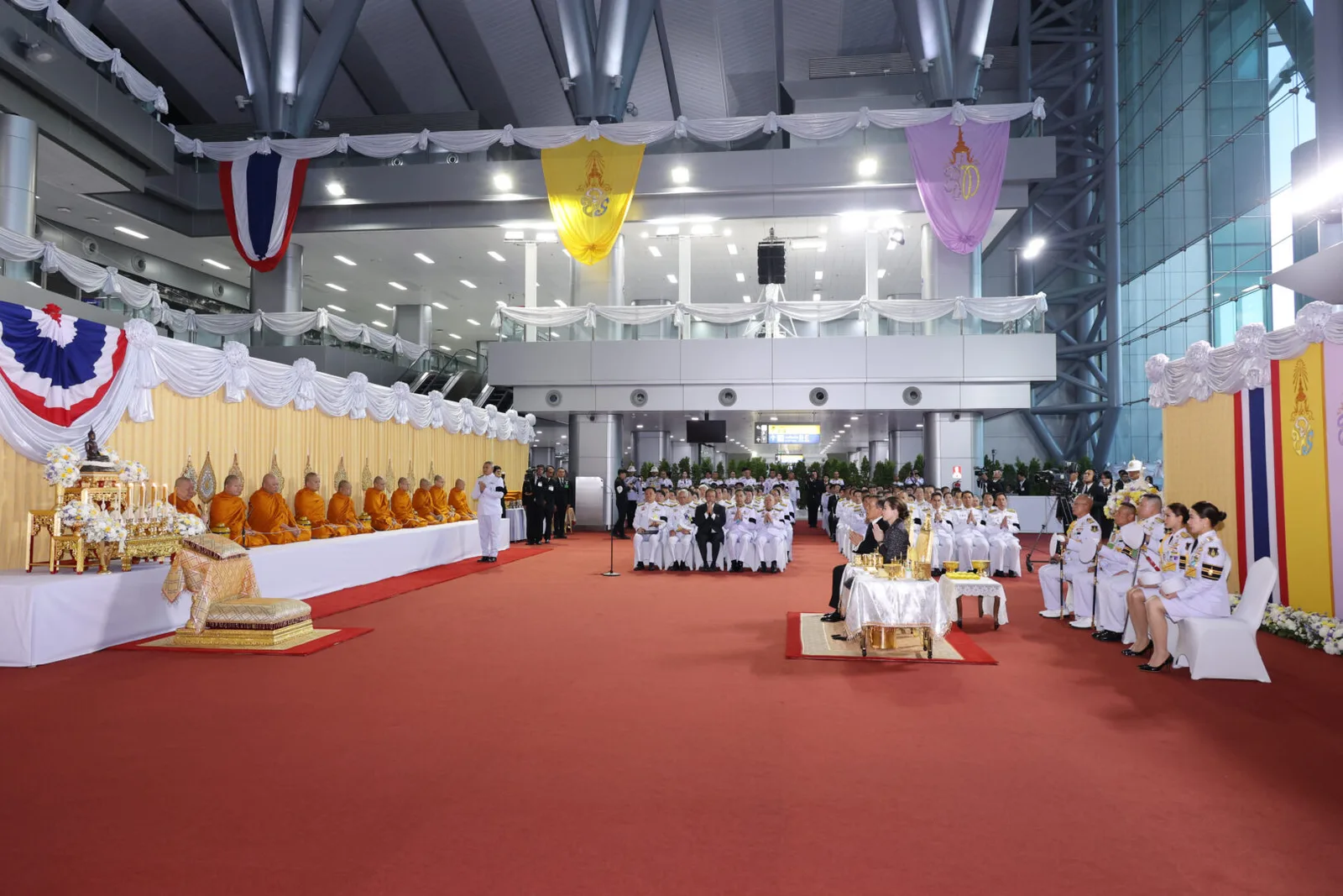 บรรยากาศภายในอาคารสถานีกลางกรุงเทพอภิวัฒน์ มีพระสงฆ์และข้าราชการร่วมในพิธี