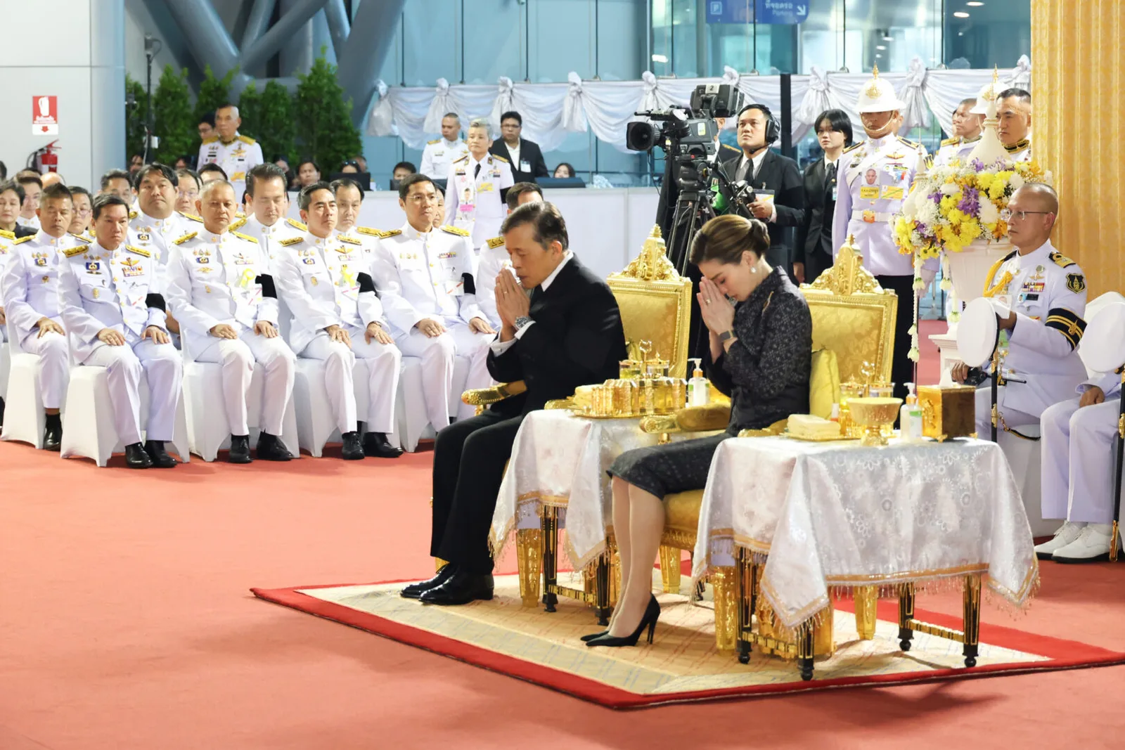 พระบาทสมเด็จพระเจ้าอยู่หัว และสมเด็จพระนางเจ้า ฯ พระบรมราชินี ณ สถานีกลางกรุงเทพอภิวัฒน์