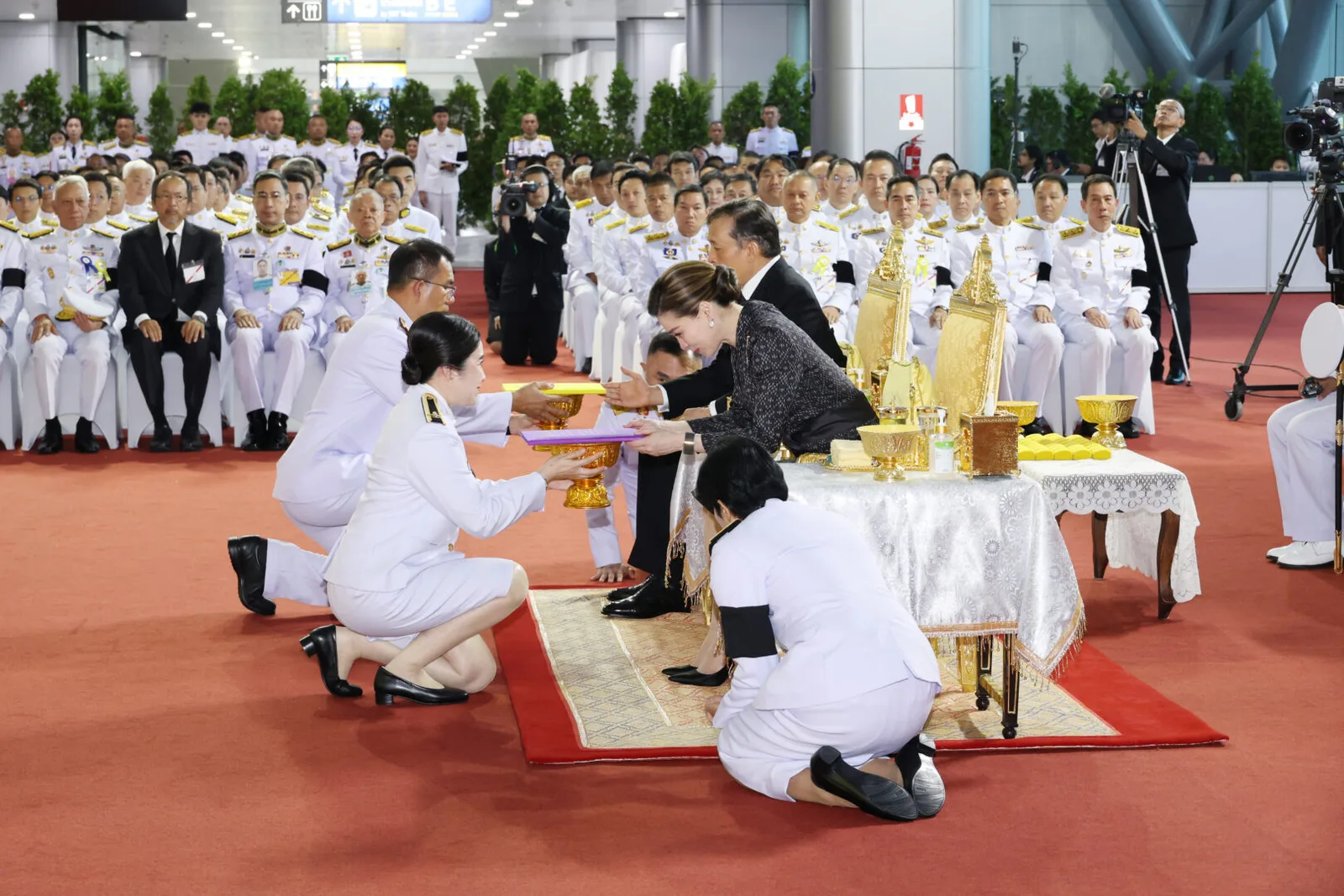 ทูลเกล้าทูลกระหม่อมถวายสูจิบัตร ณ สถานีกลางกรุงเทพอภิวัฒน์