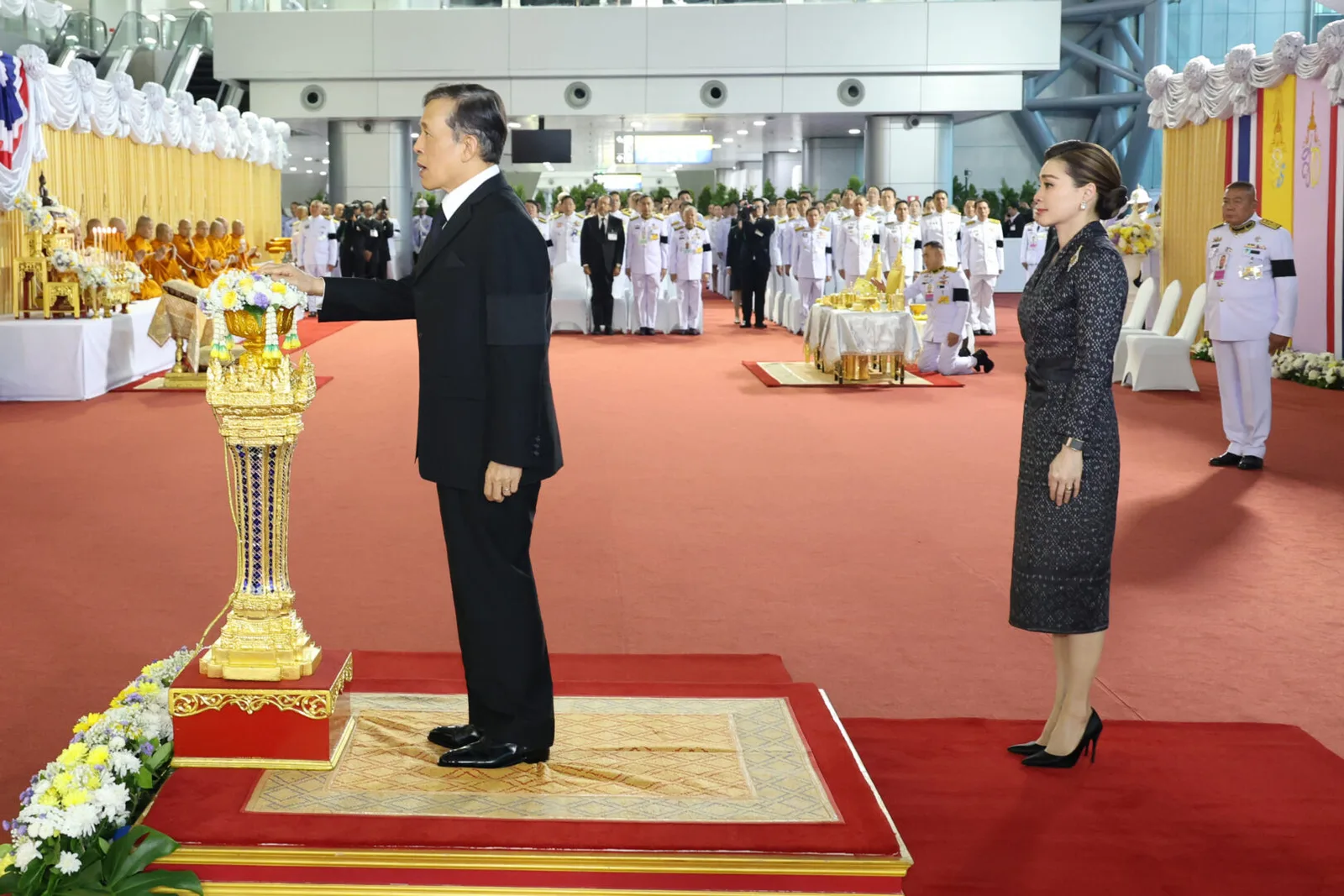 แท่นพิธี ณ สถานีกลางกรุงเทพอภิวัฒน์ ทรงกดปุ่มไฟฟ้าเปิดแพรคลุมป้าย