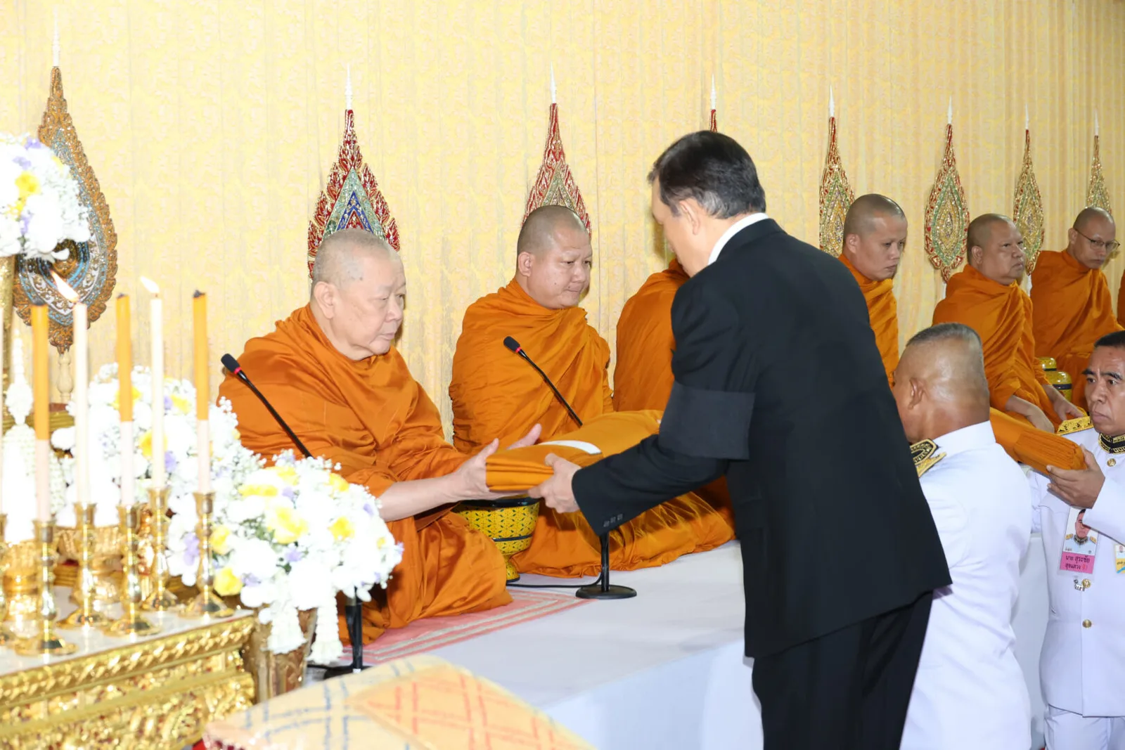 ทรงประเคนจตุปัจจัยไทยธรรมถวายพระสงฆ์ ภายในอาคารสถานีกลางกรุงเทพอภิวัฒน์