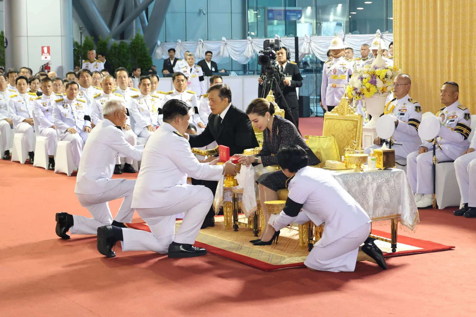 เฝ้าทูลละอองธุลีพระบาท โดยมีแถวข้าราชการอยู่ด้านหลัง ณ สถานีกลางกรุงเทพอภิวัฒน์