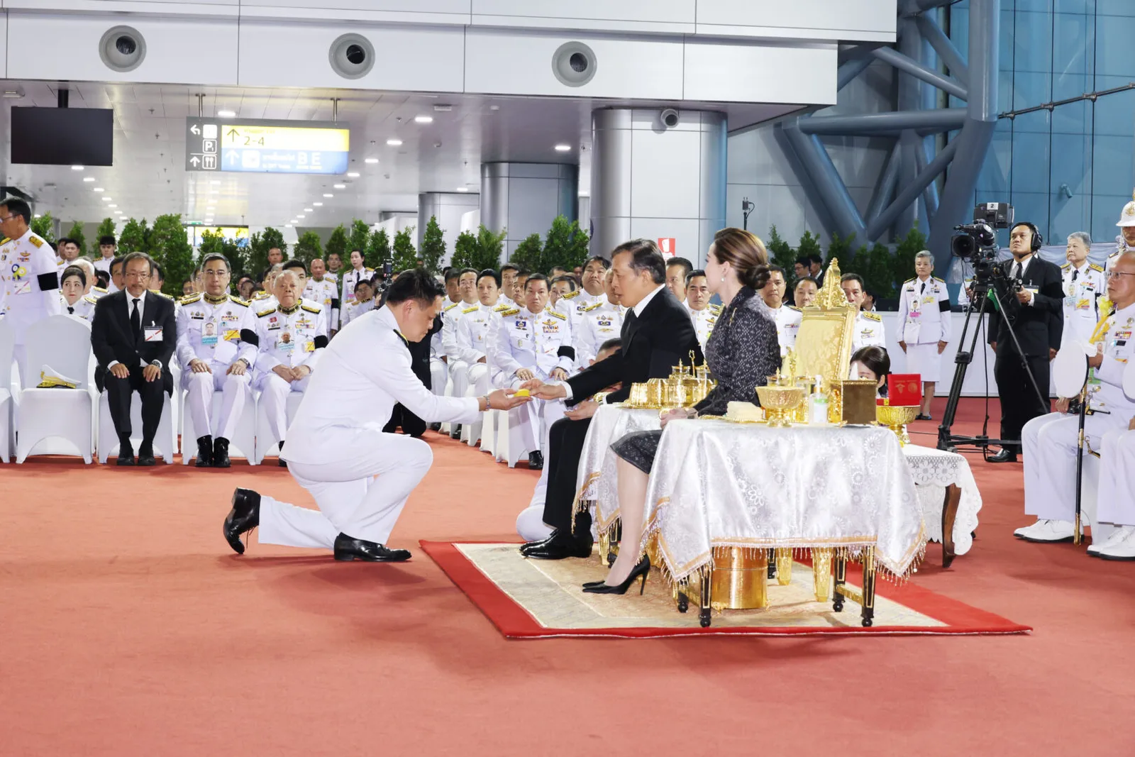 เฝ้าทูลละอองธุลีพระบาท ภายในอาคารสถานีกลางกรุงเทพอภิวัฒน์
