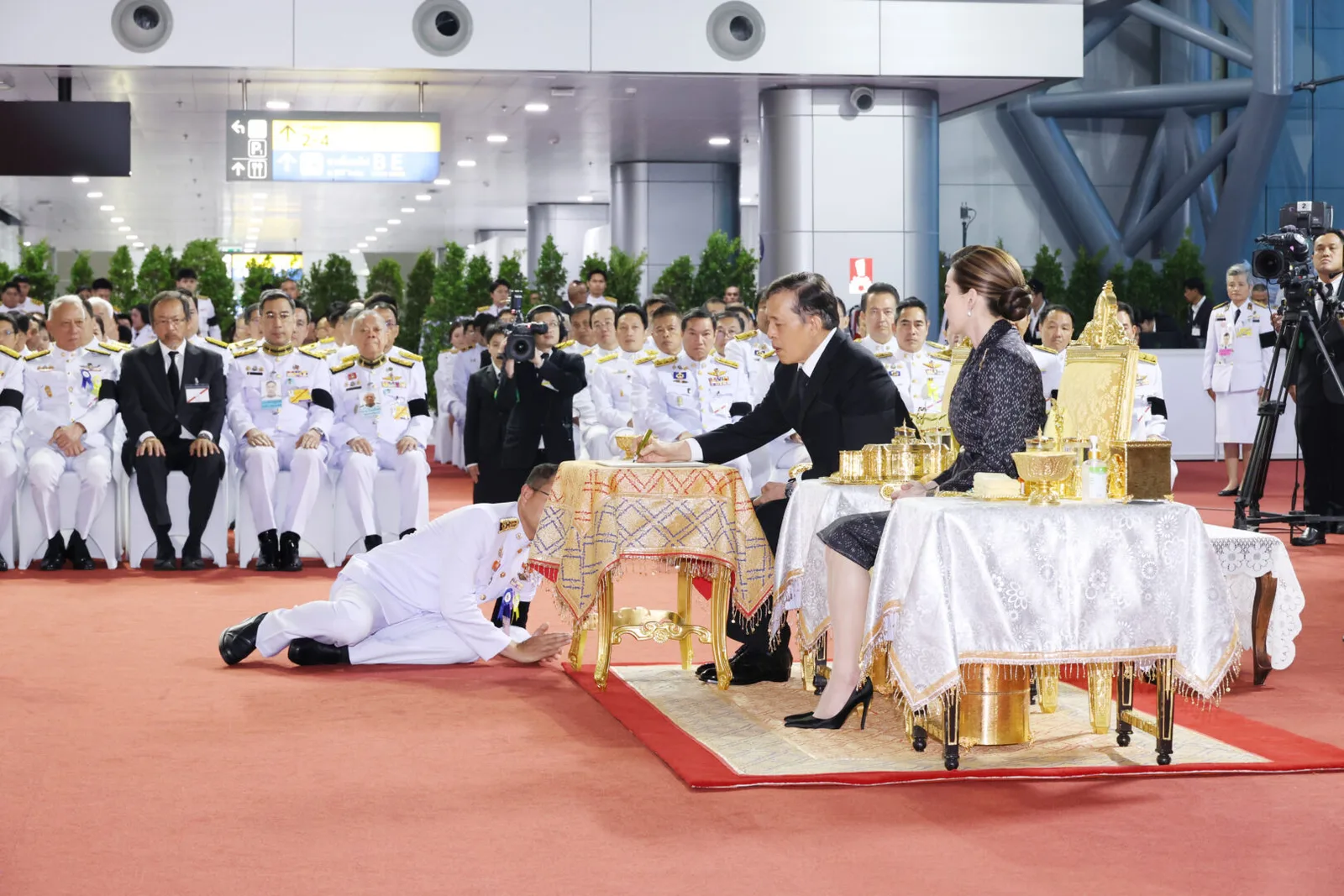 เฝ้าทูลละอองธุลีพระบาท ในพิธีที่สถานีกลางกรุงเทพอภิวัฒน์ เขตจตุจักร