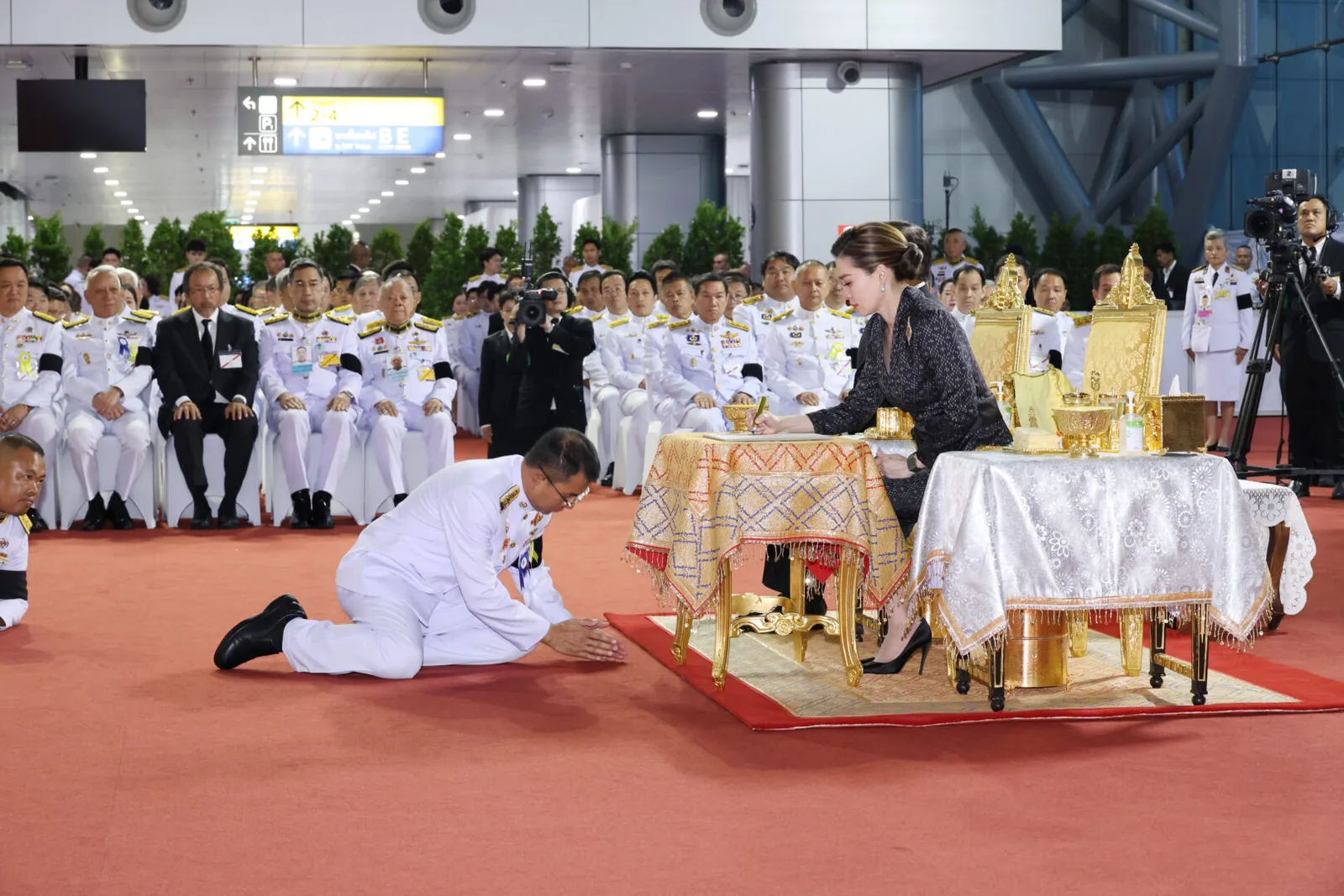 เฝ้าทูลละอองธุลีพระบาท ในพิธีที่สถานีกลางกรุงเทพอภิวัฒน์ กรุงเทพมหานคร