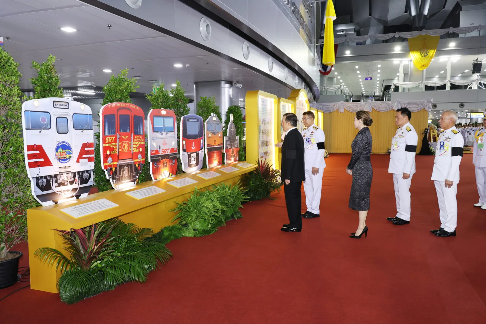 ทอดพระเนตรนิทรรศการ “วิวัฒน์รถไฟไทย” ณ สถานีกลางกรุงเทพอภิวัฒน์