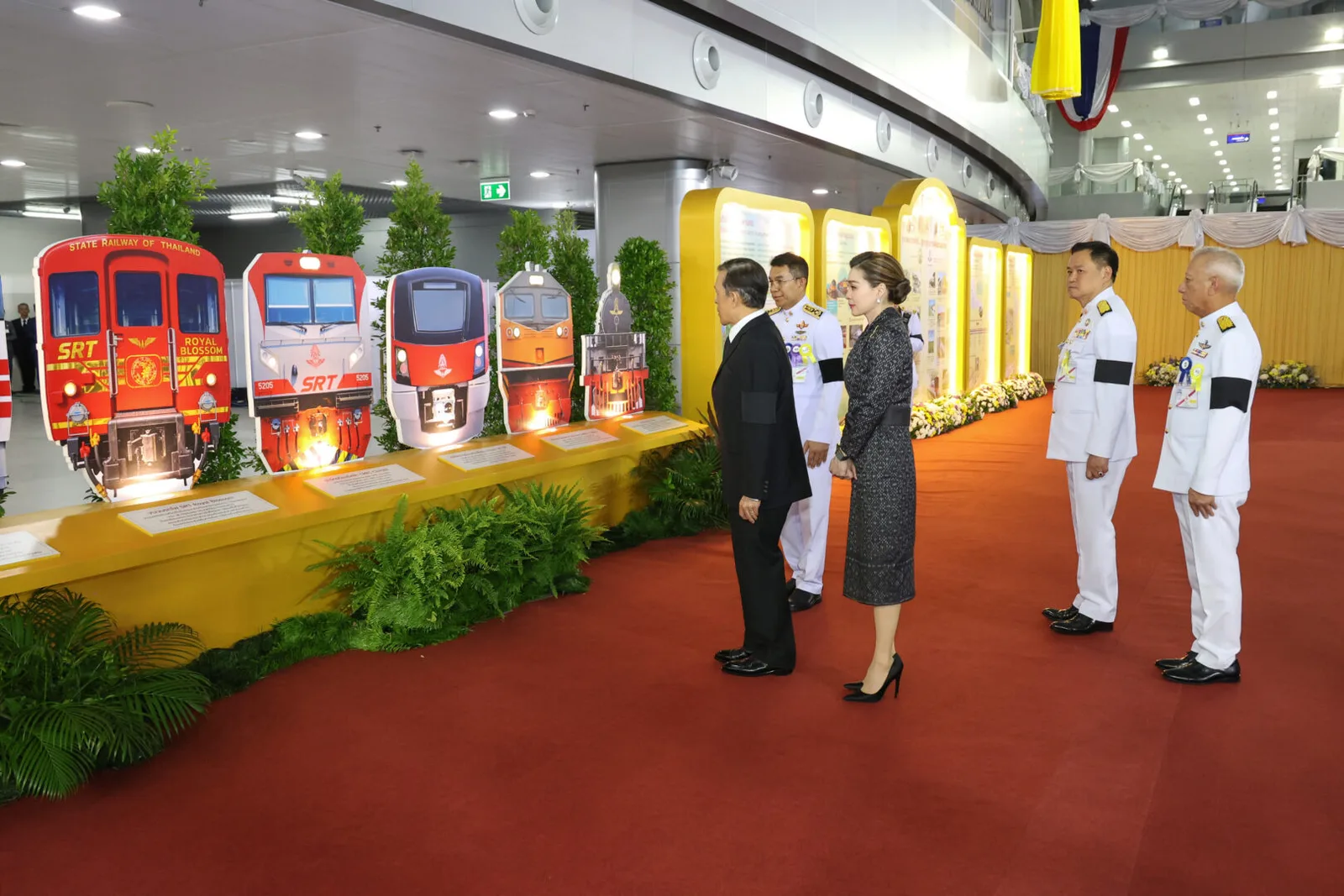 ทอดพระเนตรนิทรรศการ “วิวัฒน์รถไฟไทย” แผ่นจัดแสดงด้านหน้าขบวนรถไฟหลายแบบ