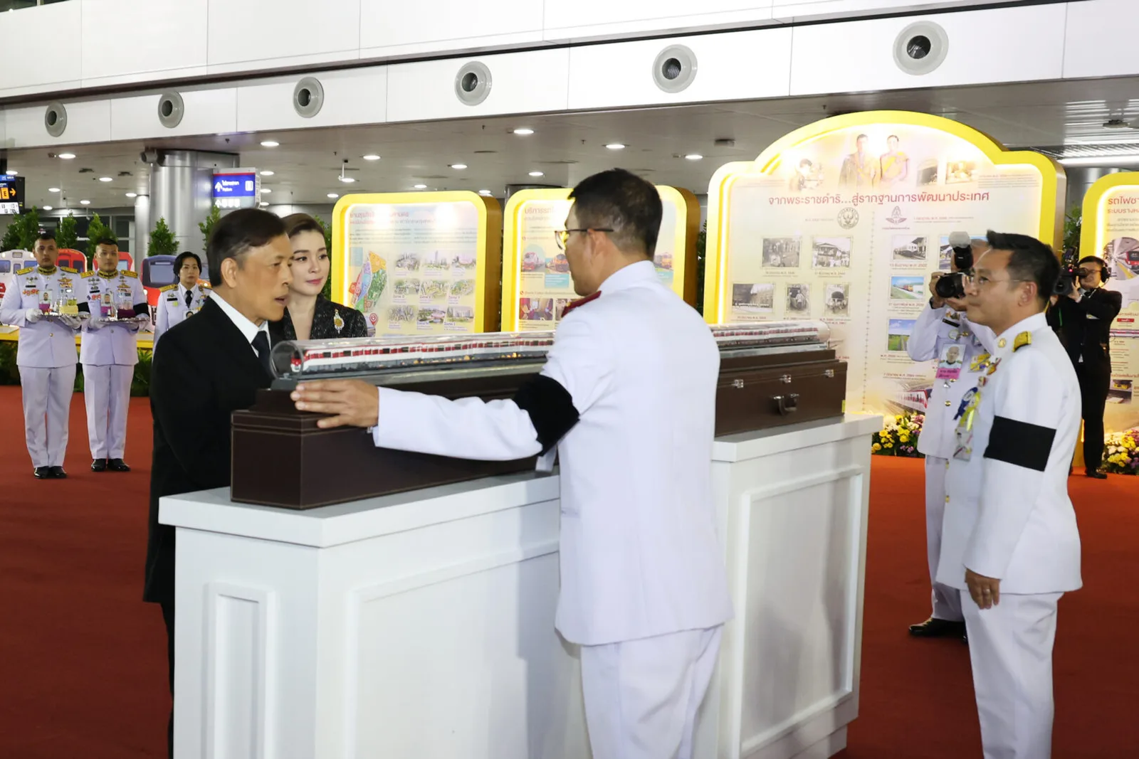 ขบวนรถไฟชานเมืองสายสีแดงจำลอง ในบริเวณนิทรรศการ “วิวัฒน์รถไฟไทย”