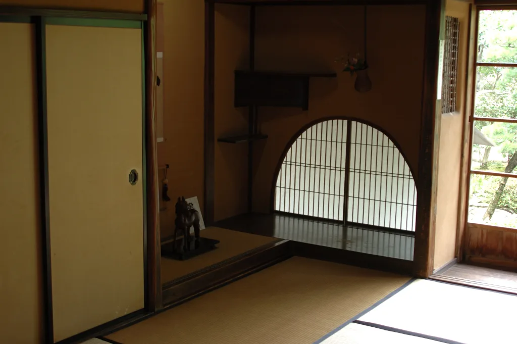 ห้องภายในบ้านพักเดิมของ Lafcadio Hearn มีหน้าต่างทรงกลมบุกระดาษและพื้นเสื่อตาตามิ ภาพถ่ายเดือนกันยายน 2006