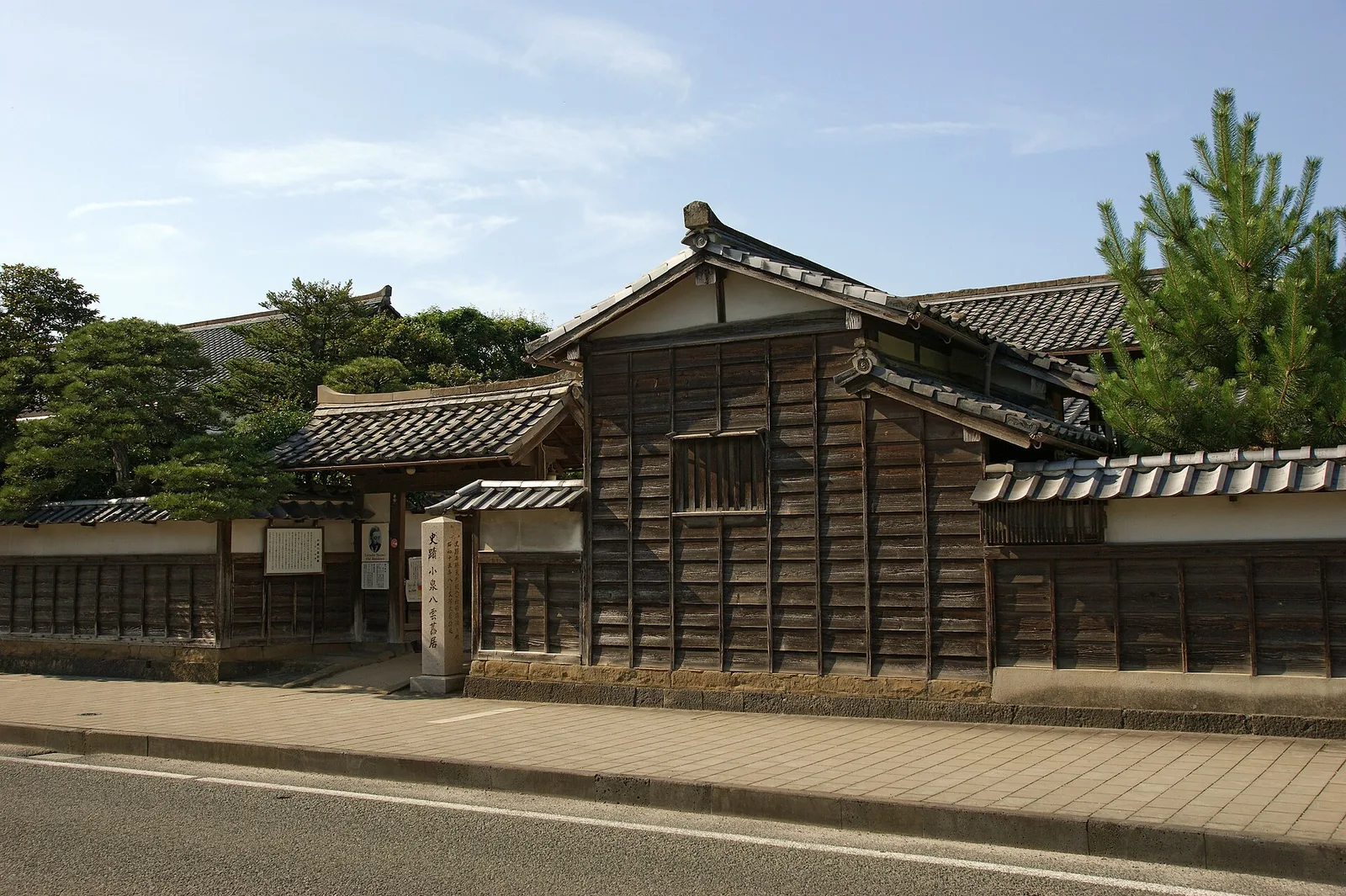 ถนนย่าน Shiomi Nawate ในมัตสึเอะ แนวกำแพงไม้และหลังคากระเบื้อง ภาพถ่ายเดือนกรกฎาคม 2008