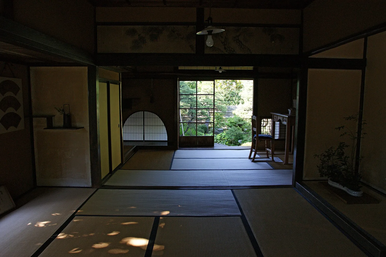 ห้องตาตามิในบ้านพักเดิมของ Lafcadio Hearn ประตูเลื่อนเปิดออกสู่สวน ภาพถ่ายเดือนกรกฎาคม 2008